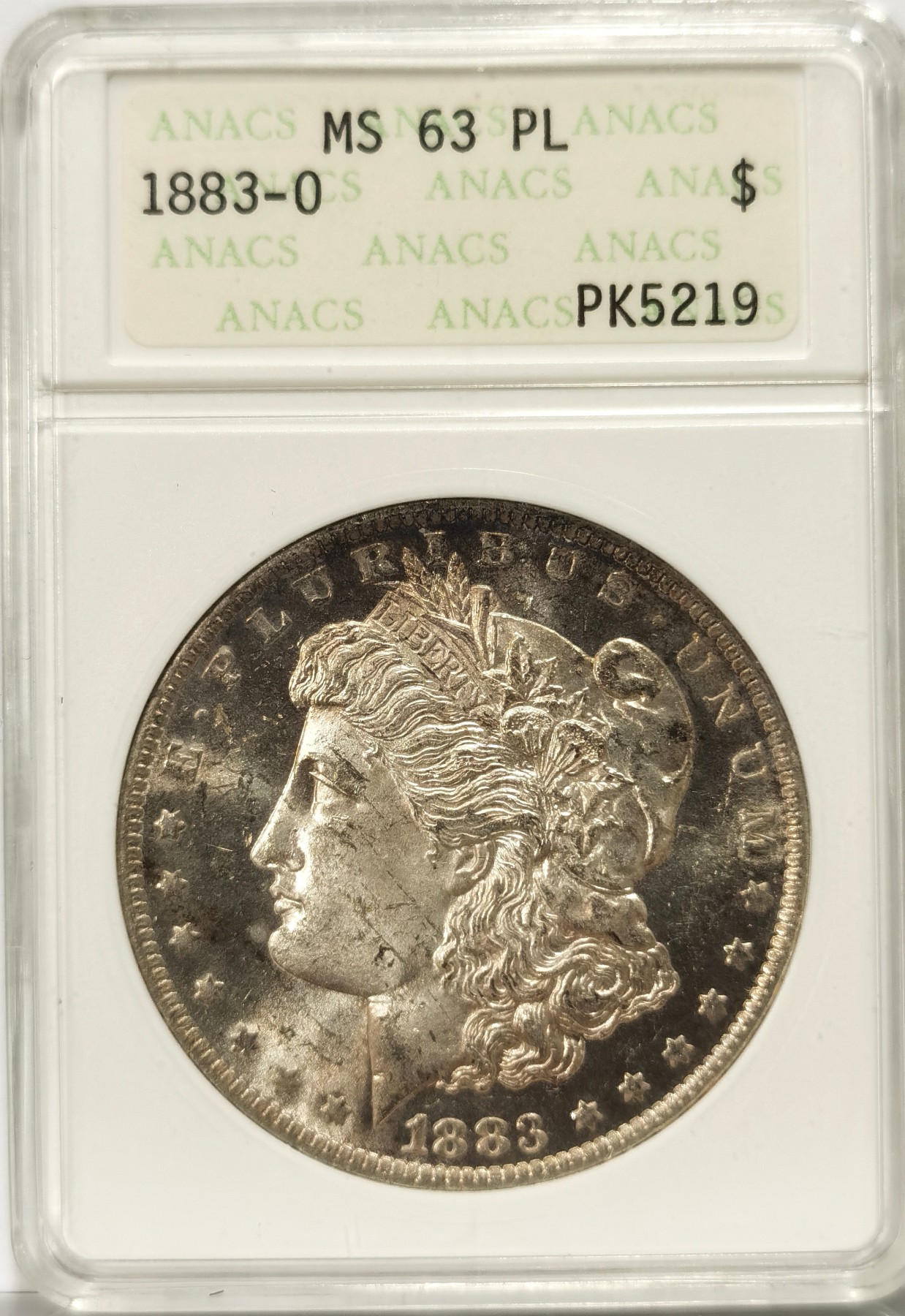 博洋堂世界钱币拍卖第066期（全场包邮） 1883年O版美国摩根银元ANACS-MS63PL，超级好看的镜面状态，原汁原味淡彩老包浆，状态极佳。ANACS绝版经典小白盒，状态和品质绝对不输现在64PL，以前许多小白盒换N，P升一级比比皆是，ANACS小白盒的品质保证很值得信赖。小白盒距今有50年的历史，盒子本身就是古董级别的收藏品