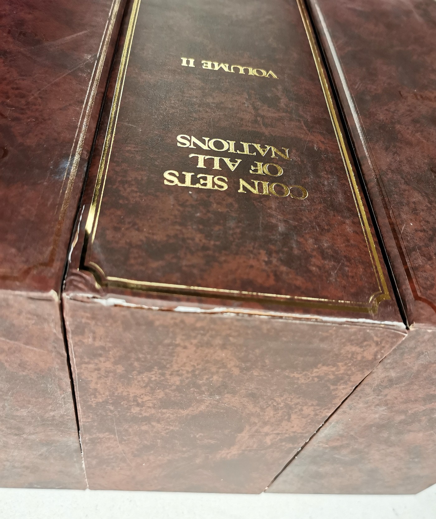 凡希社世界钱币微拍第二百六十一期（龙年开运场） 富兰克林造币厂各国套币豪华版五册，共 173个国家，附每一个国家介绍卡片，第二册外盒破损。