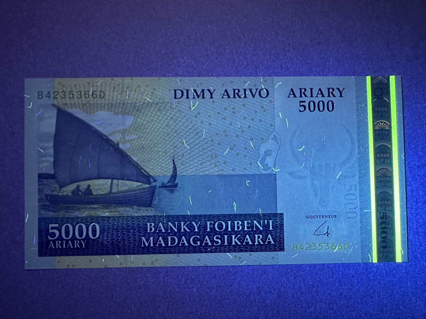《张总收藏》139期-精品外币 马达加斯加5000元 UNC 2009年