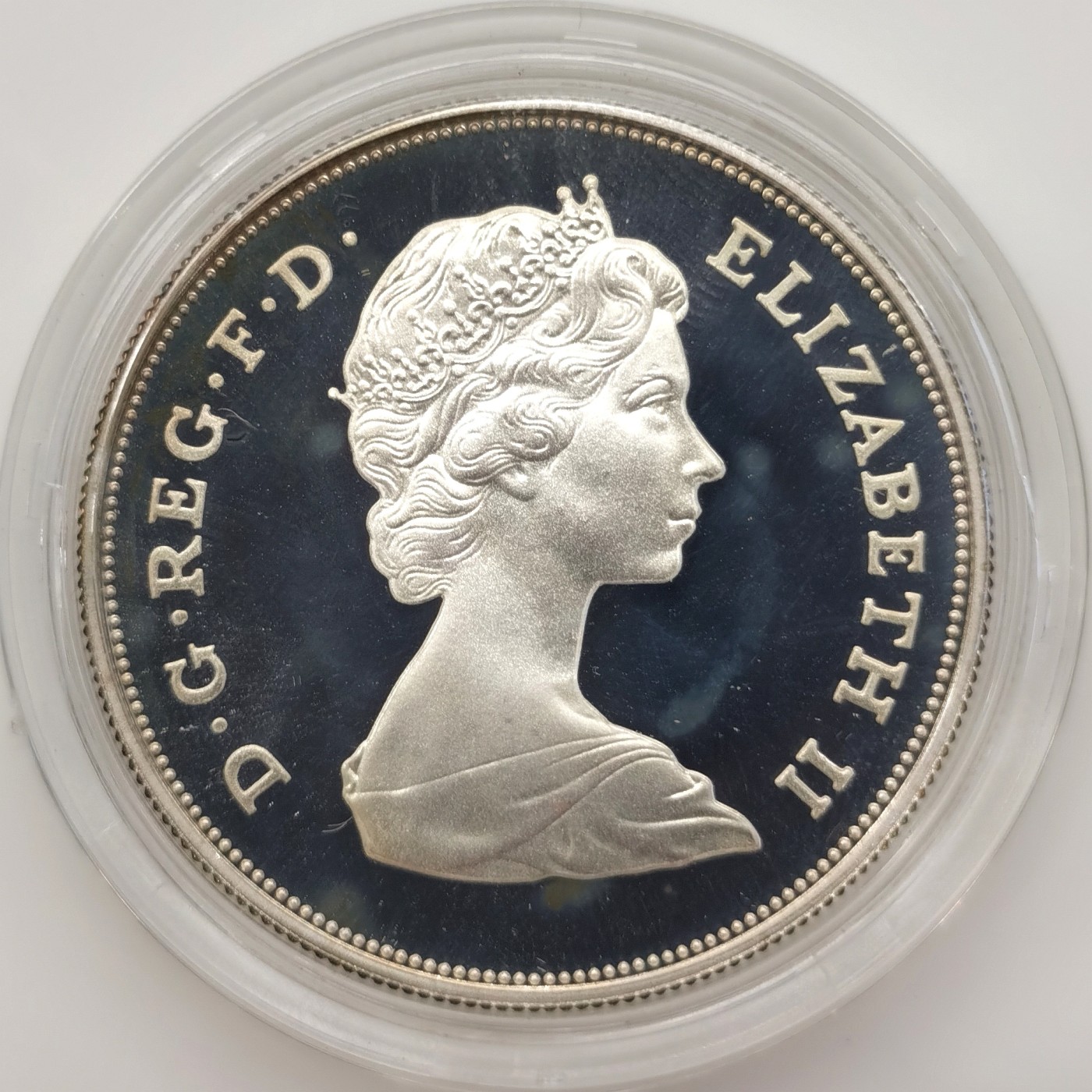 博洋堂世界钱币拍卖第066期（全场包邮） 1981年英国查尔斯王子-黛安娜王妃大婚纪念精制克朗型银币，现任英王查尔斯和黛安娜王妃的皇室世纪婚礼。直径38.6mm，重28.28g，925银。英国皇家造币厂原盒原证书，UNC/BU未流通MS级品质，PROOF精制币，状态极佳