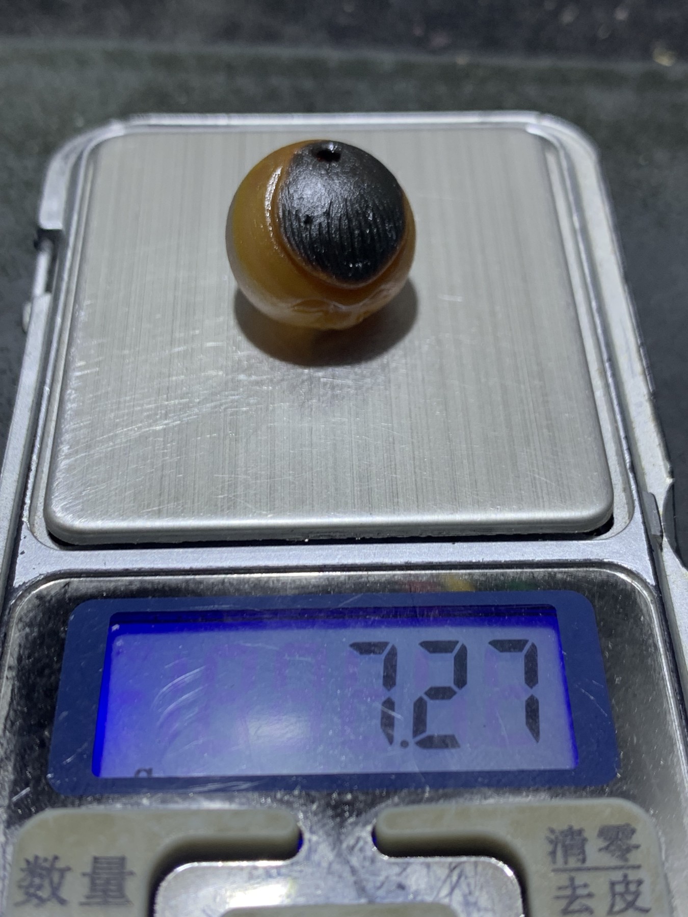 精美亚光巴西玛瑙手工俏色巧雕童子苹果珠一个！