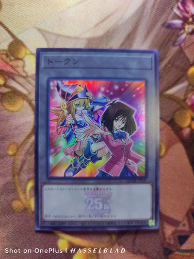 【游宝卡牌】龙年第20期 师傅和徒弟 第二季正式开启 - 【人物卡】真崎杏子&黑魔导少女 25周年印记闪卡