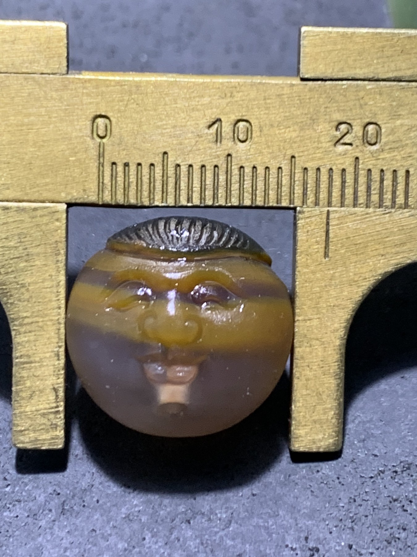精美亚光巴西玛瑙手工俏色巧雕童子苹果珠一个！