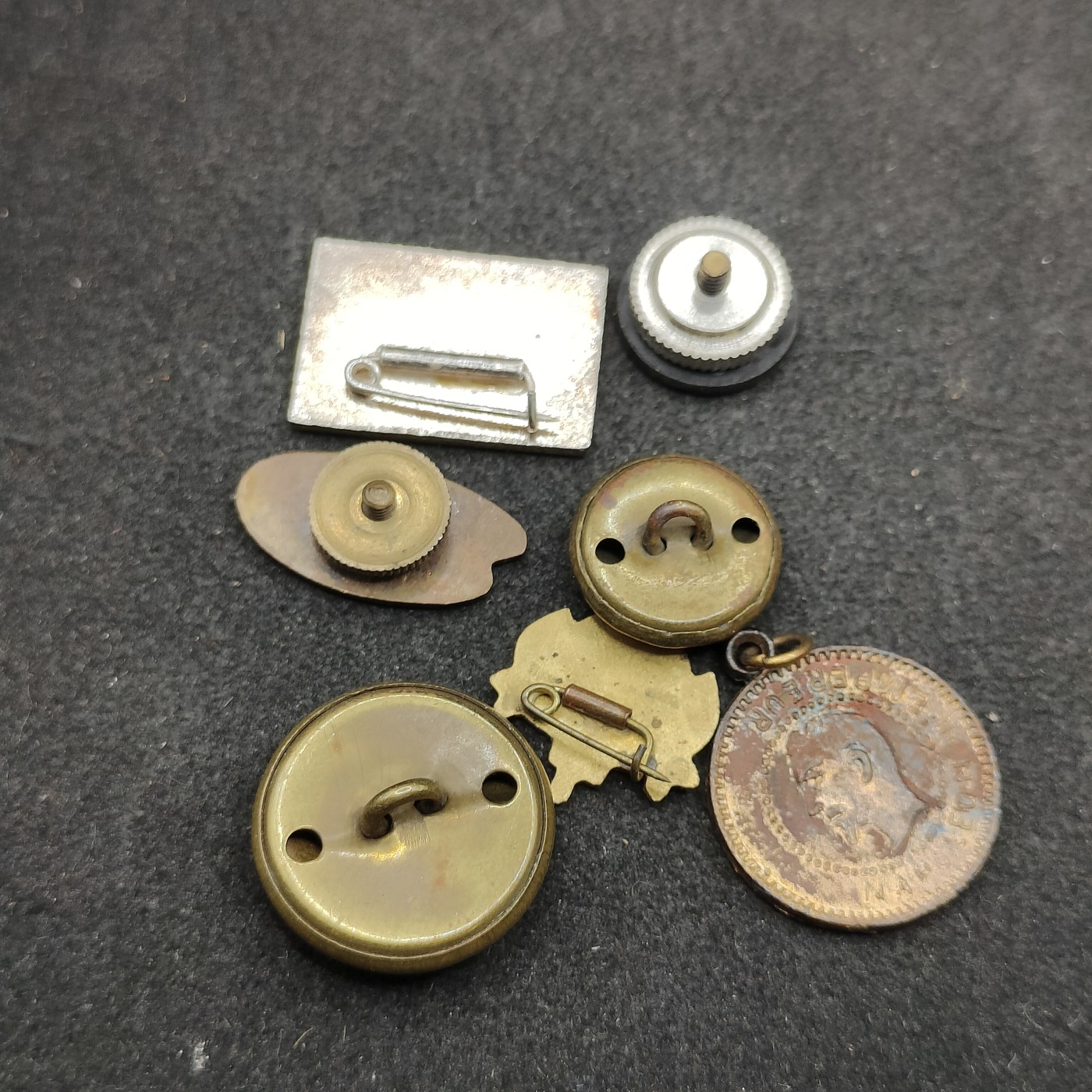 全场0元起拍 第136期 咸鱼国勋章拍卖专场 3月6日（周三）下午6：00开始 日本徽章杂物一组