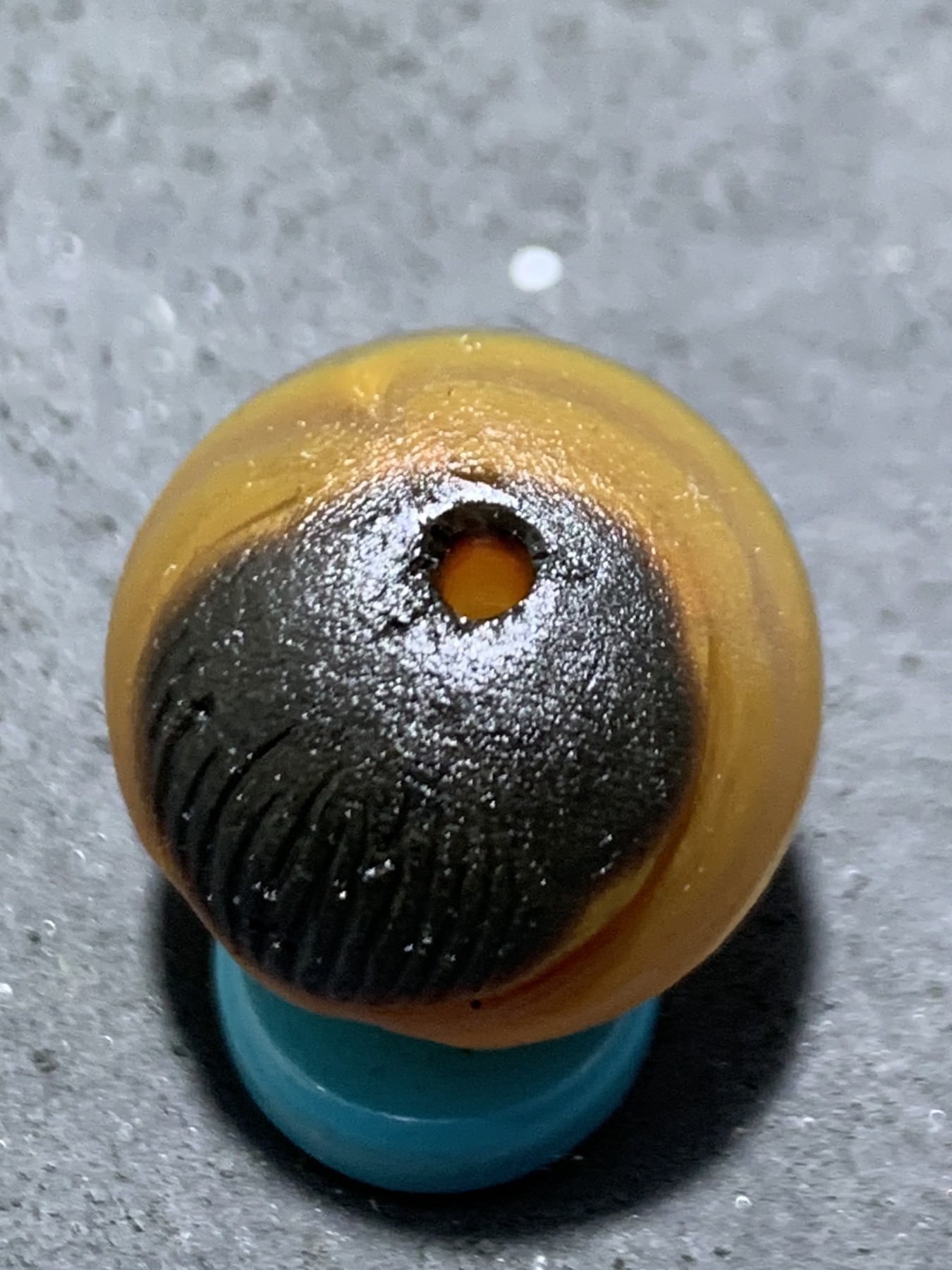 精美亚光巴西玛瑙手工俏色巧雕童子苹果珠一个！