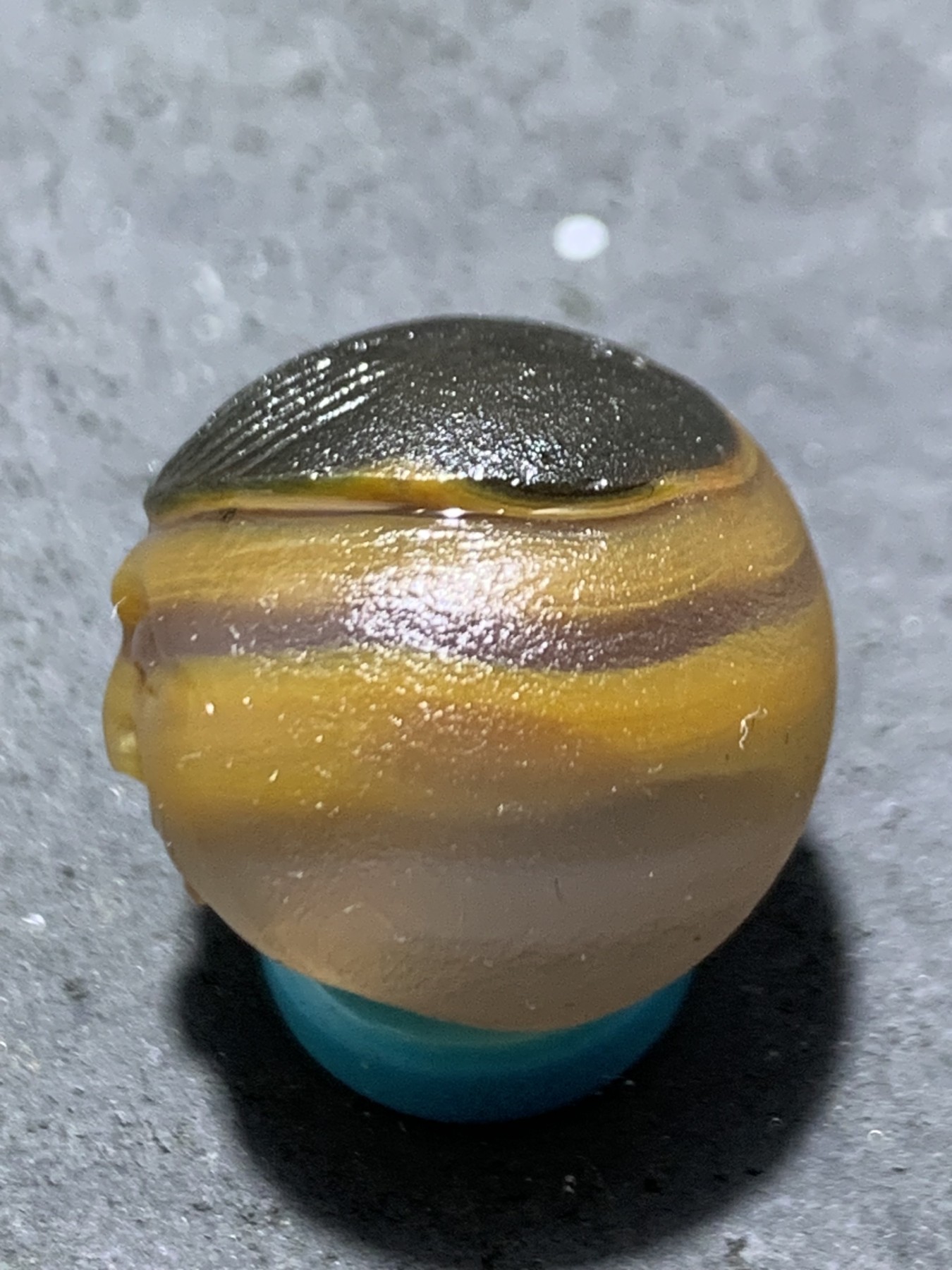 精美亚光巴西玛瑙手工俏色巧雕童子苹果珠一个！