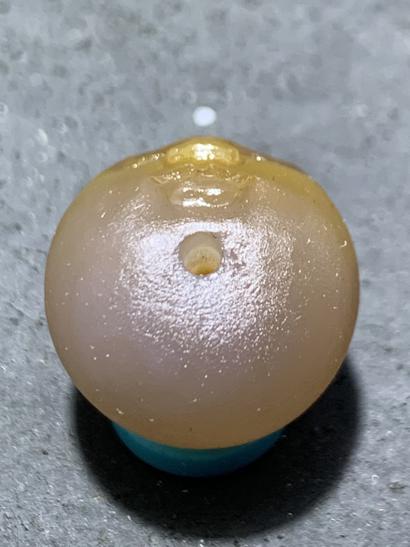 精美亚光巴西玛瑙手工俏色巧雕童子苹果珠一个！