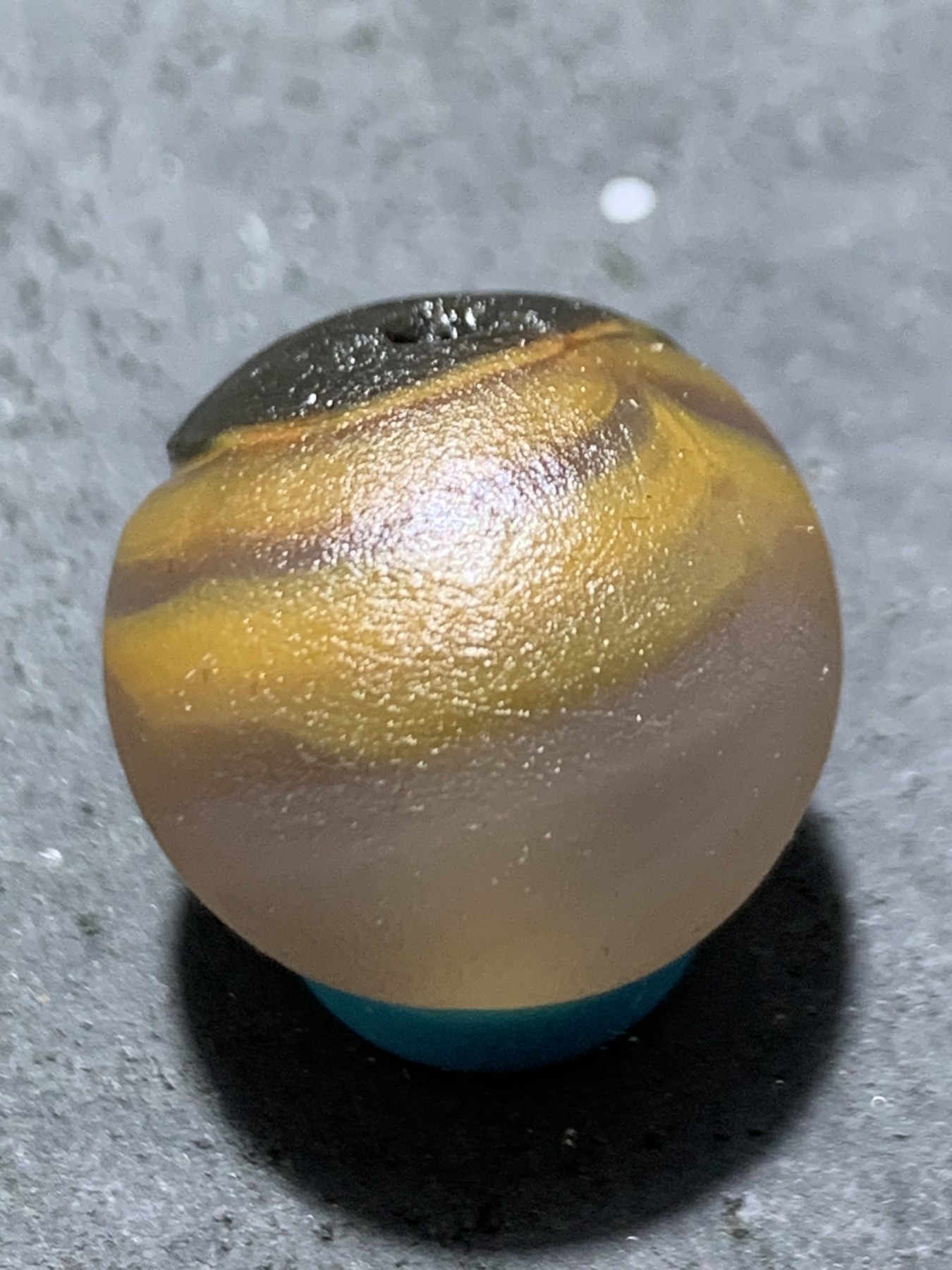 精美亚光巴西玛瑙手工俏色巧雕童子苹果珠一个！
