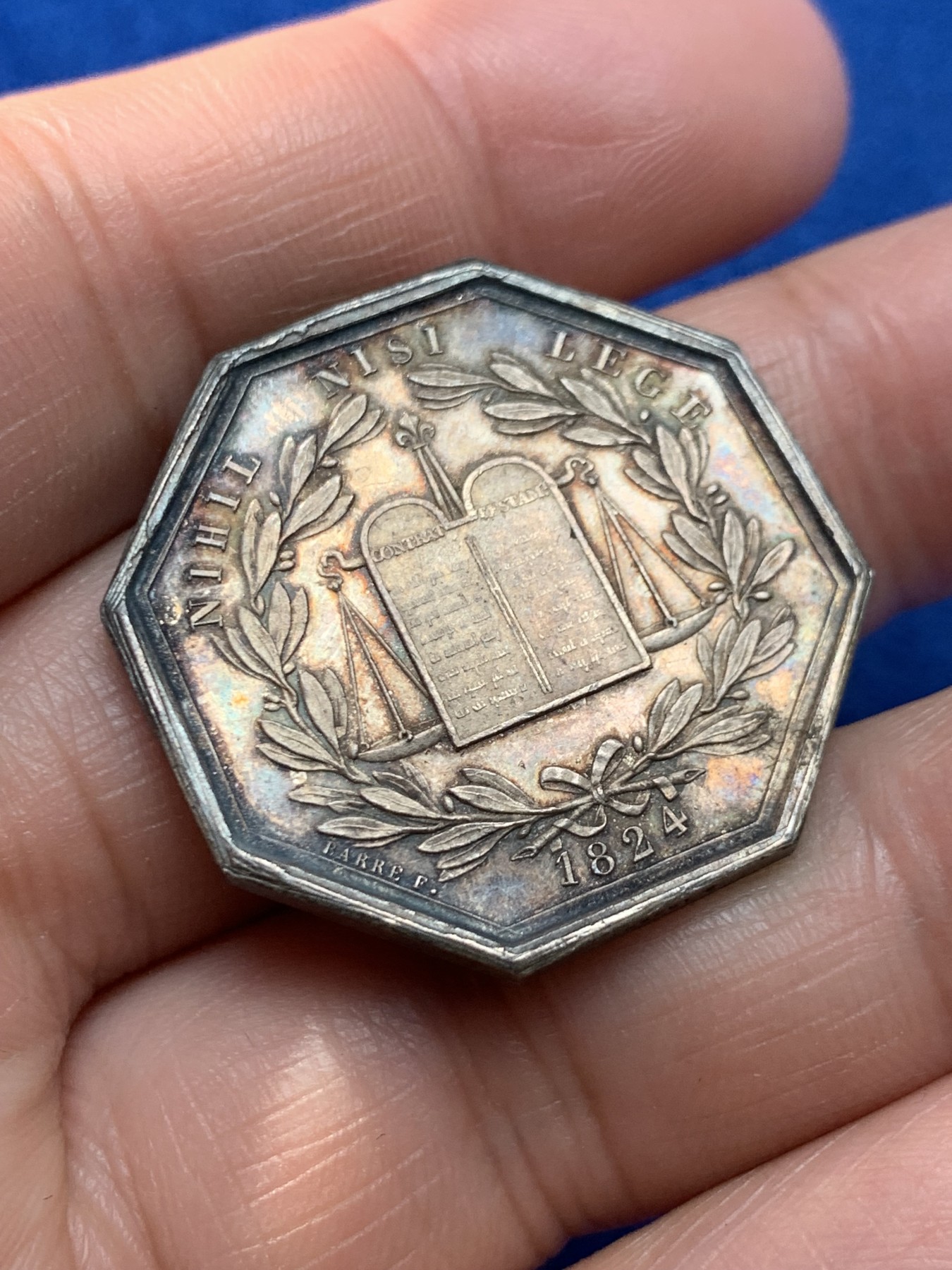 《竞宝斋》第243场-周日，周一 新年开场 (全场包邮) 法国塞纳公证人八角银质代币，蜜蜂边铭，重12.47g，直径31mm。少见题材，握手矢量图是人与人之间相互帮助与支持的体现。