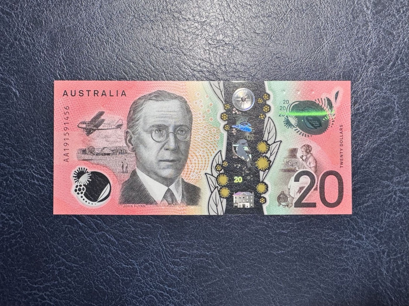收藏联盟Quantum Auction 第328期拍卖  澳大利亚2019年20元 品相全新UNC 首发AA冠  “皇家飞行医生服务”组织创始人 牧师 约翰.弗林