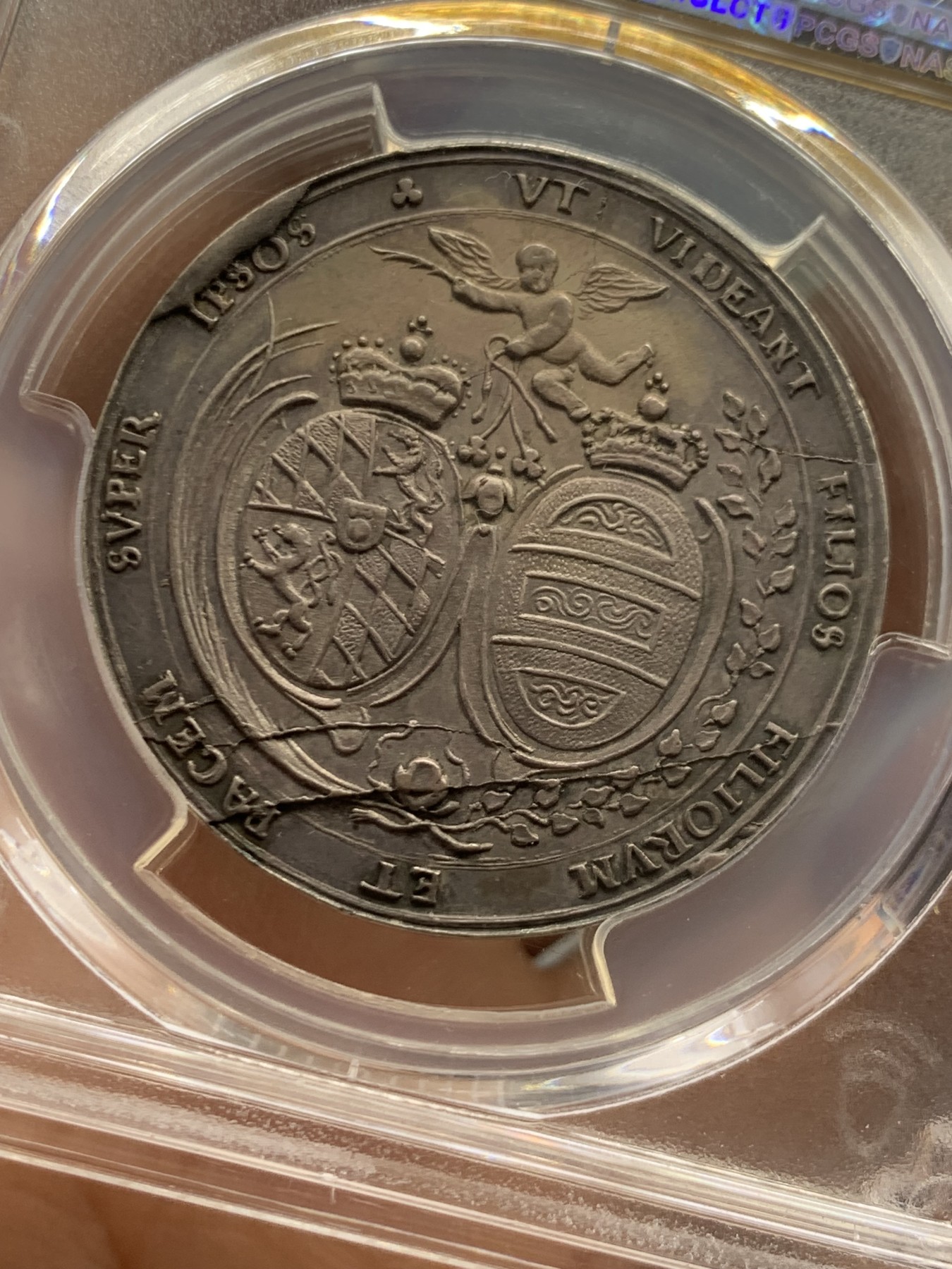 《竞宝斋》第243场-周日，周一 新年开场 (全场包邮) PCGS MS62 德国巴伐利亚1685年5杜卡(1/2泰勒)银样币。背面凸出的阳线是因为模具裂痕造成的，这个品种每个币上都有，不是币的损伤或者后期造成的。HA22年原物，1860刀，折合人民币1.35万