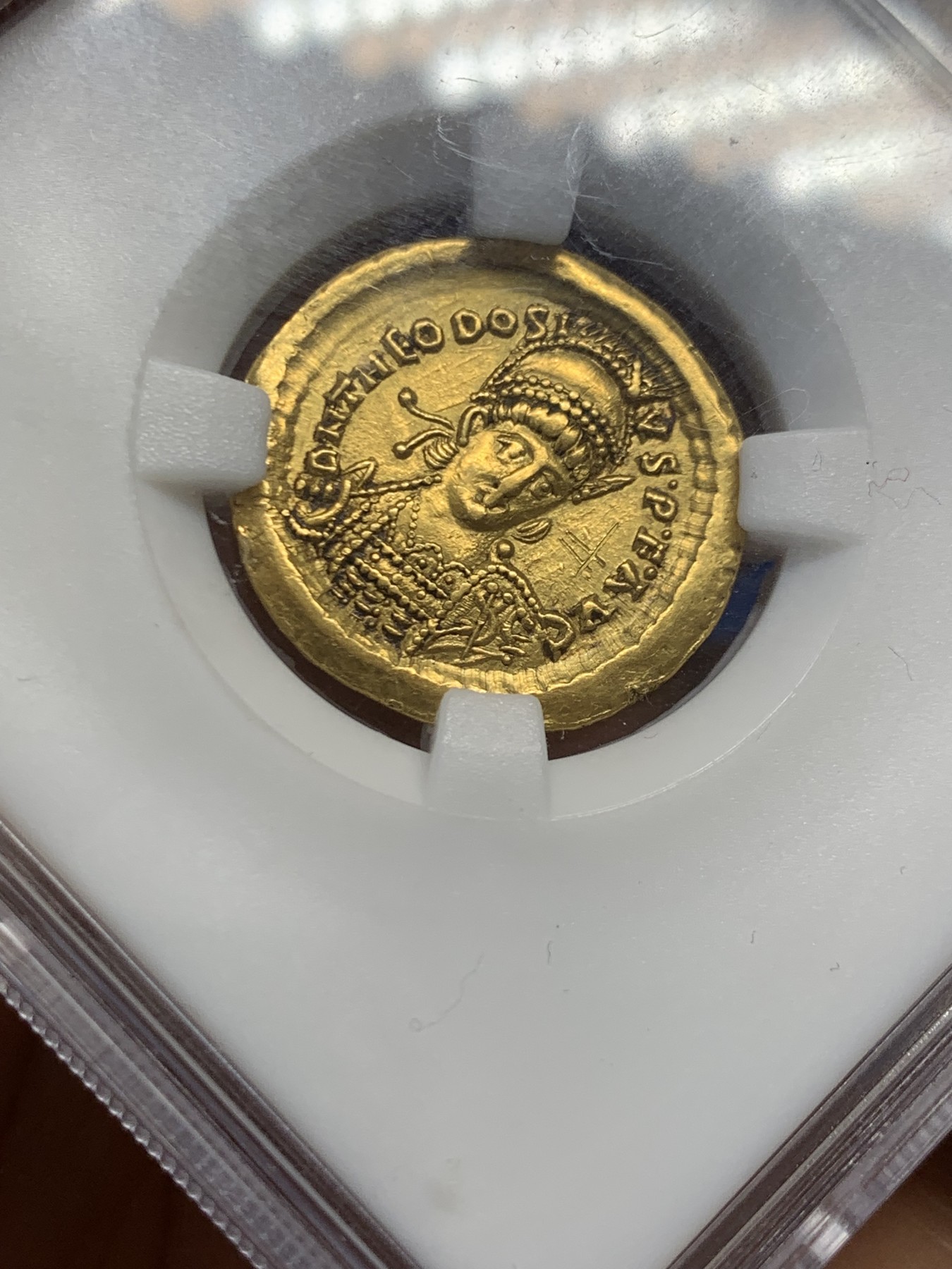 《竞宝斋》第243场-周日，周一 新年开场 (全场包邮) 奈斯评级 CH XF 东罗马帝国-拜占庭443-450年迪奥多西二世皇帝 1索里多金币 高纯度丝路古金币 君士坦丁堡造币