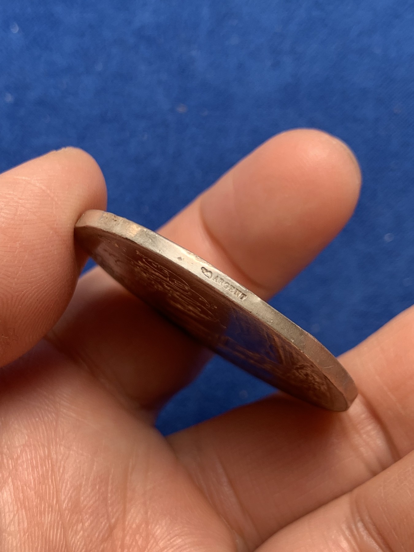 《竞宝斋》第243场-周日，周一 新年开场 (全场包邮) 法国名家O.ROTY 永恒的爱“SEMPER”爱情与婚姻纪念银章，32g，41.5mm，丰饶角边铭，手工雕花，边有轻磕，细节见图