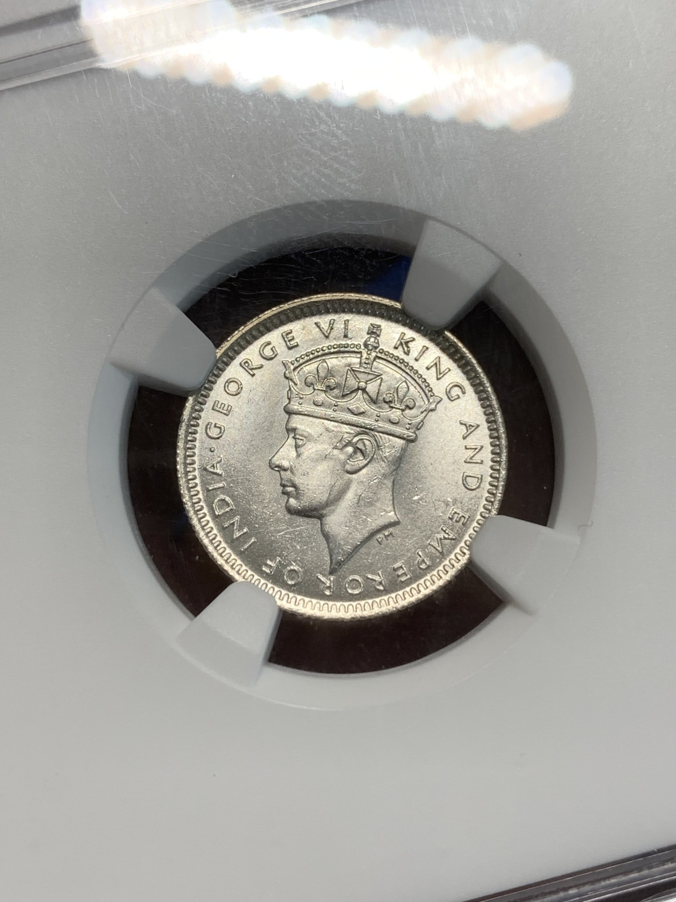 《竞宝斋》第243场-周日，周一 新年开场 (全场包邮) NGC MS63 1943年马来亚乔治六世10C银币，品相十分精美