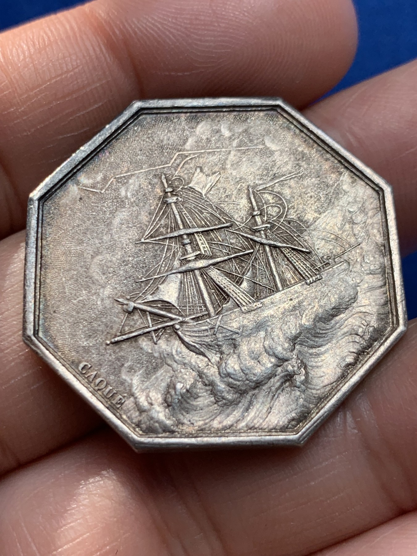 《竞宝斋》第243场-周日，周一 新年开场 (全场包邮) 1832-1841美人鱼 海妖八角银质代币，大名誉品，油灯边铭，17g，33.1mm。1991版八角目录封面币