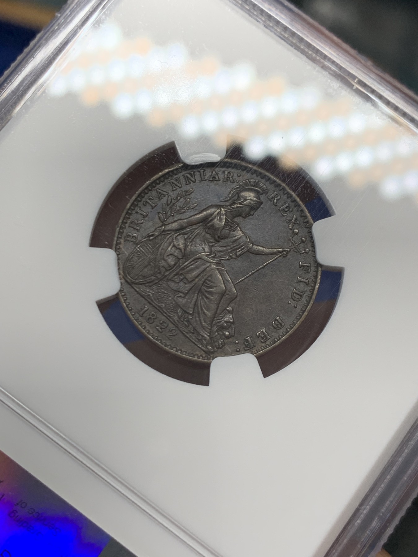 《竞宝斋》第243场-周日，周一 新年开场 (全场包邮) NGC AU53BN 英国1822年乔治四世法新铜币，少见品种，好品很少，女神像胸都没磨损，当unc买的结果给了53。舒服巧克力包浆，人像栩栩如生。