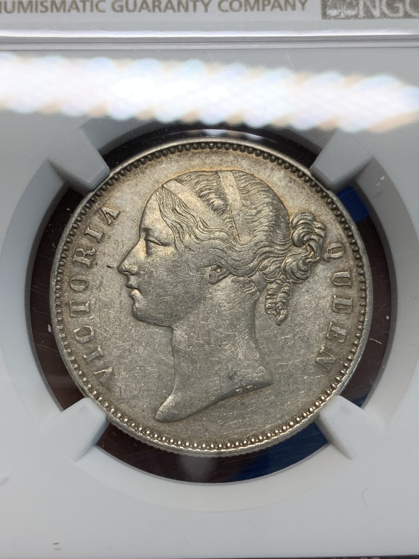 《竞宝斋》第243场-周日，周一 新年开场 (全场包邮) NGC AUD 英属印度1840年维多利亚女王双辫版1卢比银币