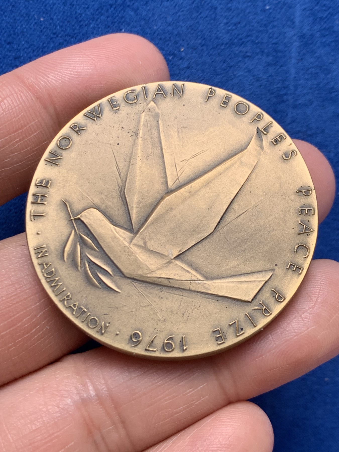 《竞宝斋》第243场-周日，周一 新年开场 (全场包邮) 1976年挪威人民和平奖纪念铜章 获得者为两名爱尔兰女性 挪威康斯伯格皇家铸币厂制造 发行量5K枚 原盒带证书 51.9克 45.3mm