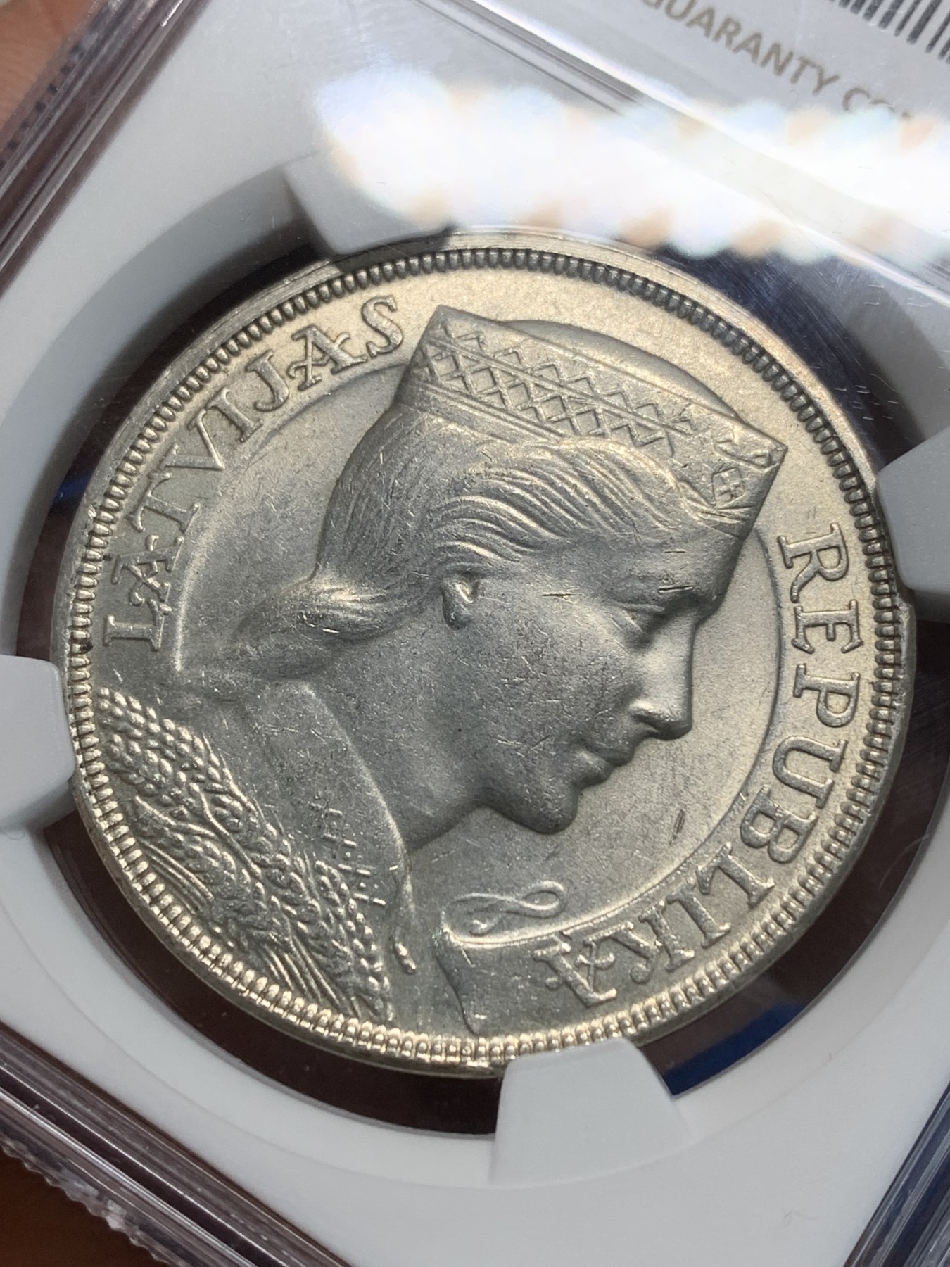 《竞宝斋》第243场-周日，周一 新年开场 (全场包邮) NGC UNCD 拉脱维亚1931年谷物女神5拉特纪念银币，币面清爽干净又漂亮，打制精美，状态极佳。