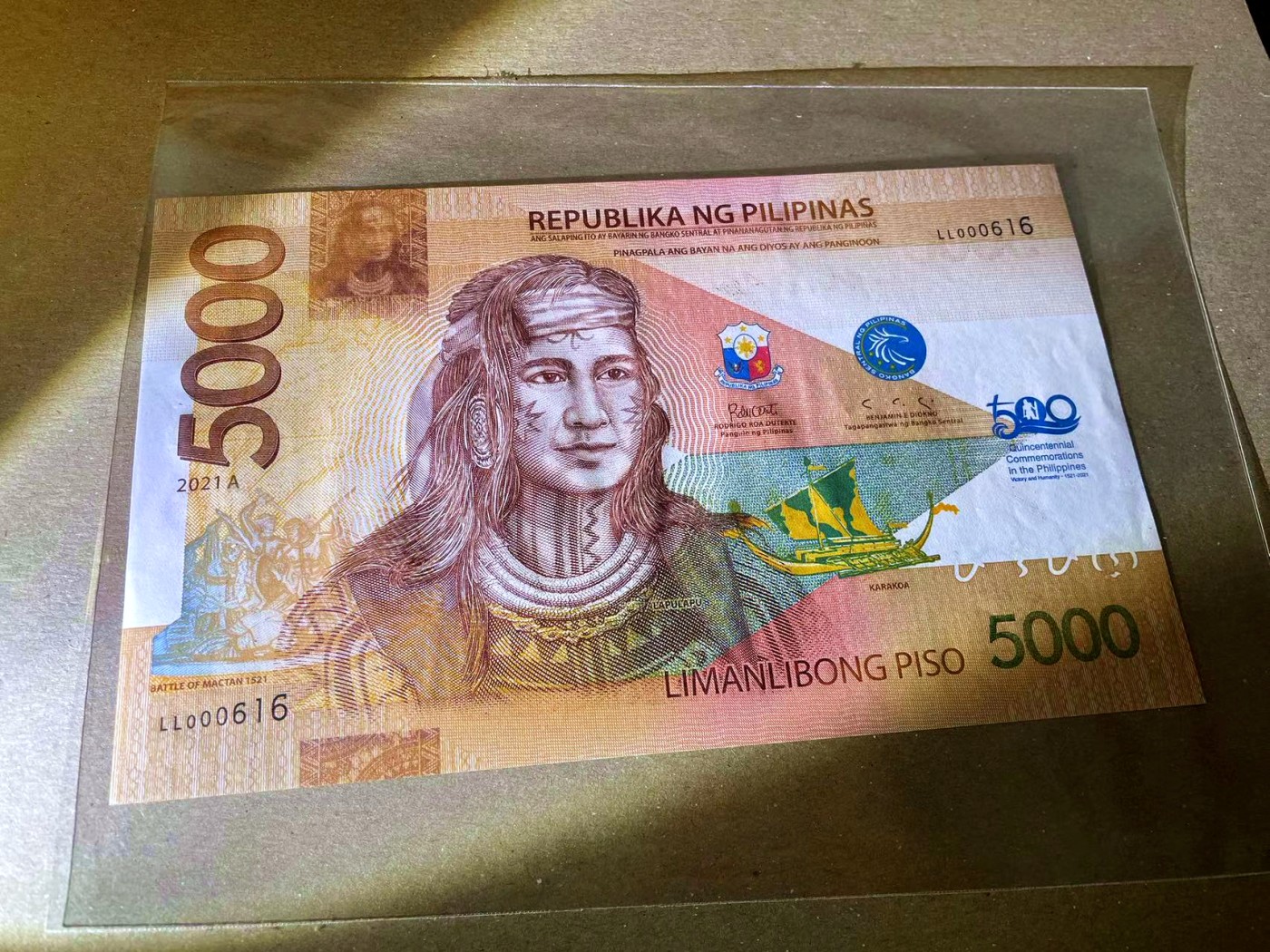 【Blue Auction】✨世界纸币精拍第440期【精】    【616倒置小号 带册】菲律宾 2021（A）年5000比索 较少见 超大票幅 纪念钞 设计精美 全新UNC（极轻微印子）