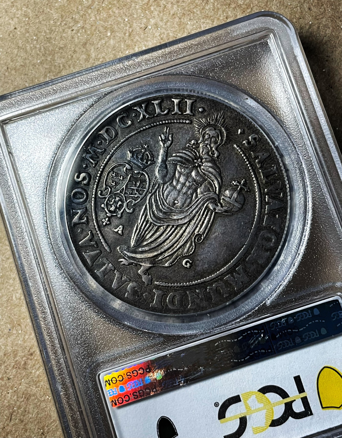 【Blue Auction】✨世界纸币精拍第440期【精】 【罕见年份 POP 1/1 猫眼最爱的女王 好状态非常罕见】瑞典 克里斯蒂娜女王1642年1Riksdaler 大银币 PCGS AU53 人物脸部清晰 衣着纹饰线条较完整 非常难遇的品相了 XF40几年前目录价都2750美金了 远高于猫眼那枚1643年的价格 背面竖着”yeah“二指的神父也很有特色 （女王大致介绍下拉查看）