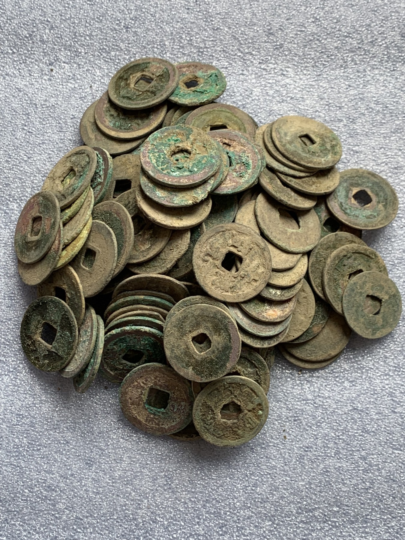 《竞宝斋》第243场-周日，周一 新年开场 (全场包邮) 南北宋钱140枚，锈色好，版别多，包含很多开元，政和，有折钱，版别未挑，新手买的筒子，很多版别不懂，字口好的也不会清理。漏裂极少，东北坑口，连袋471克。