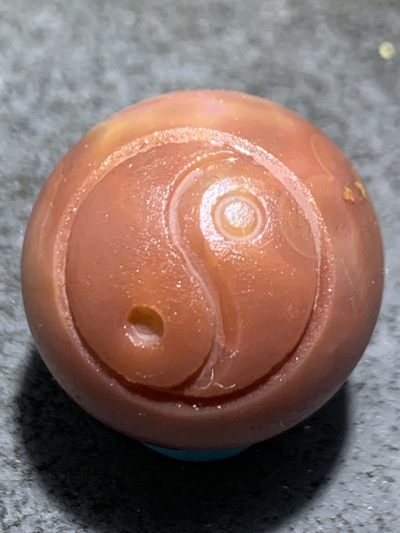 战国红玛瑙亚光手工雕刻道字太极阴阳鱼珠一颗！ 战国红玛瑙亚光手工雕刻道字太极阴阳鱼珠一颗！