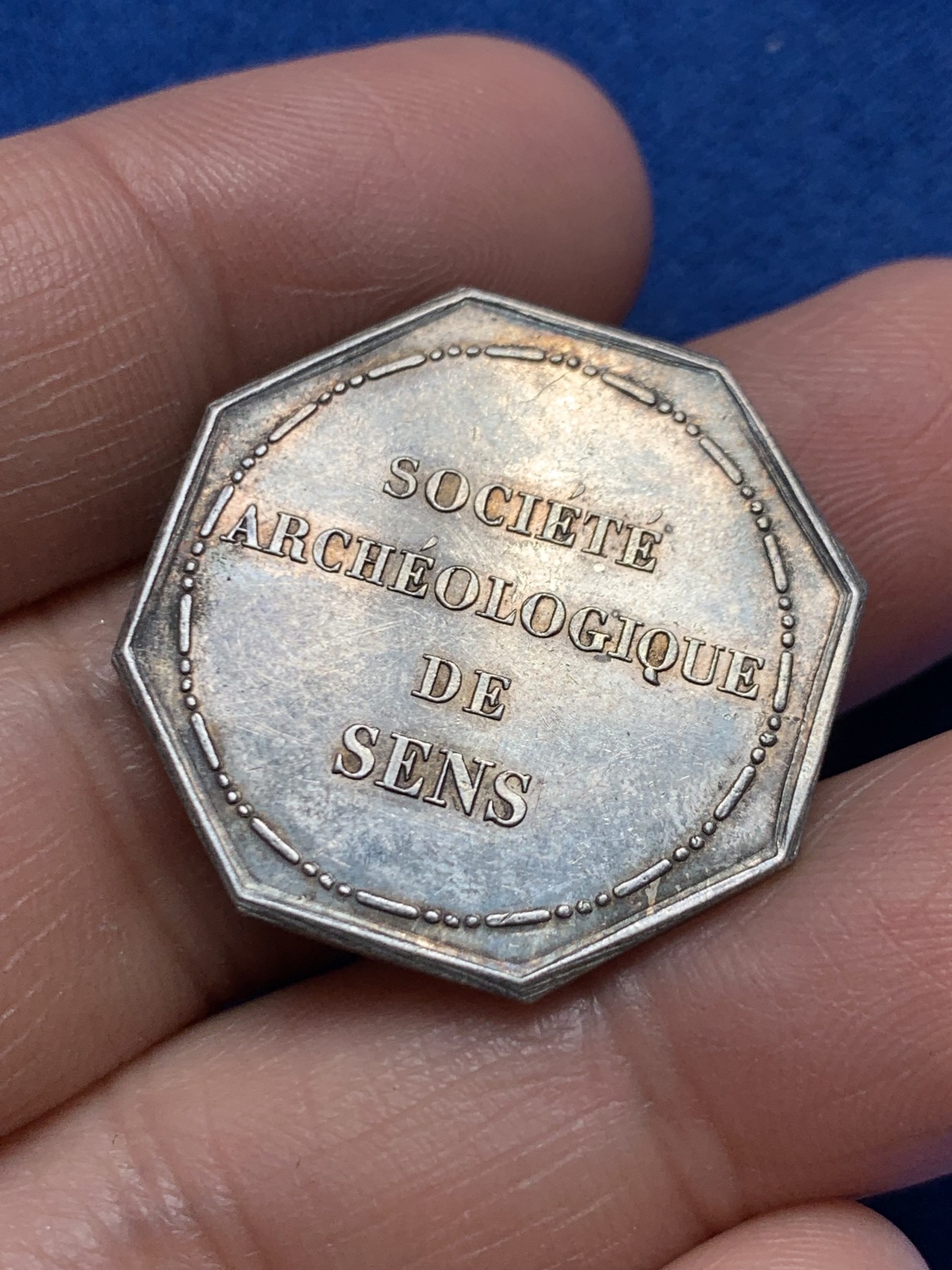 《竞宝斋》第243场-周日，周一 新年开场 (全场包邮) 法国桑斯考古协会八角银质代币，船首边铭（1841-1842年)，克重约7.5g，直径27.5mm。雕刻清晰有力，少见的小尺寸八角。