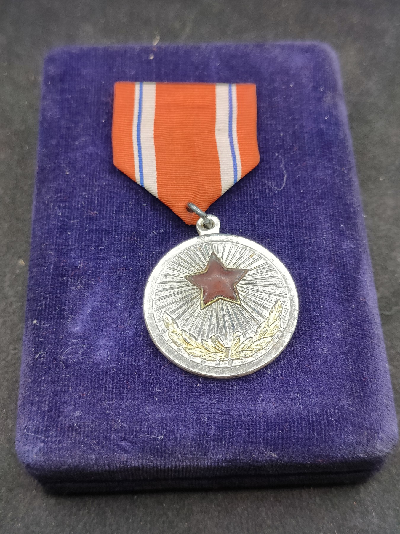 全场0元起拍 第136期 咸鱼国勋章拍卖专场 3月6日（周三）下午6：00开始 朝总联版 朝鲜功劳奖章 烫金国徽盒