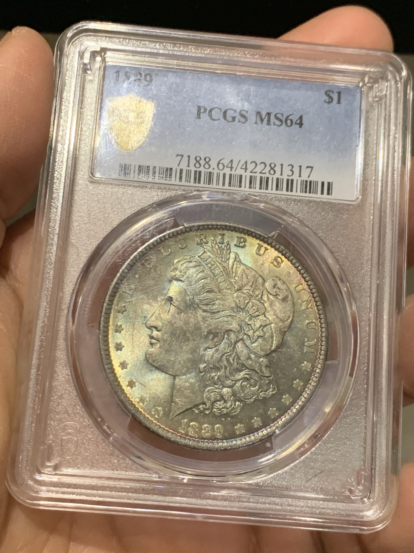 《竞宝斋》第243场-周日，周一 新年开场 (全场包邮) PCGS MS64 美国1889年摩根银币P版，极美原汁原味五彩包浆，包浆醇厚浓郁，打制精美，状态一流。币面五彩斑斓，炫耀夺目，状态和品质不输现在的65分，市场上稀少年份版本的摩根币。