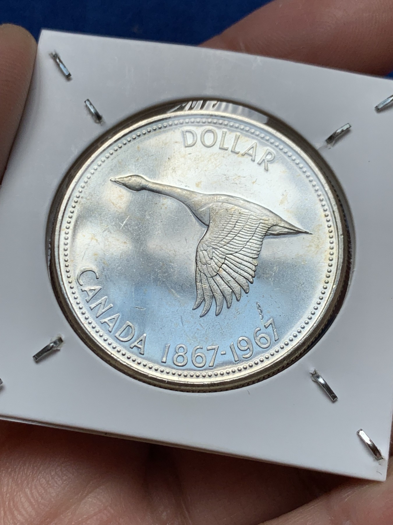 《竞宝斋》第243场-周日，周一 新年开场 (全场包邮) 两枚一组 1967加拿大伊丽莎白二世联邦百年大雁1加元银币，UNC-BU，霜银转光，光度极佳，可送评级的品相。女王经典头像，飞翔的加拿大鹅