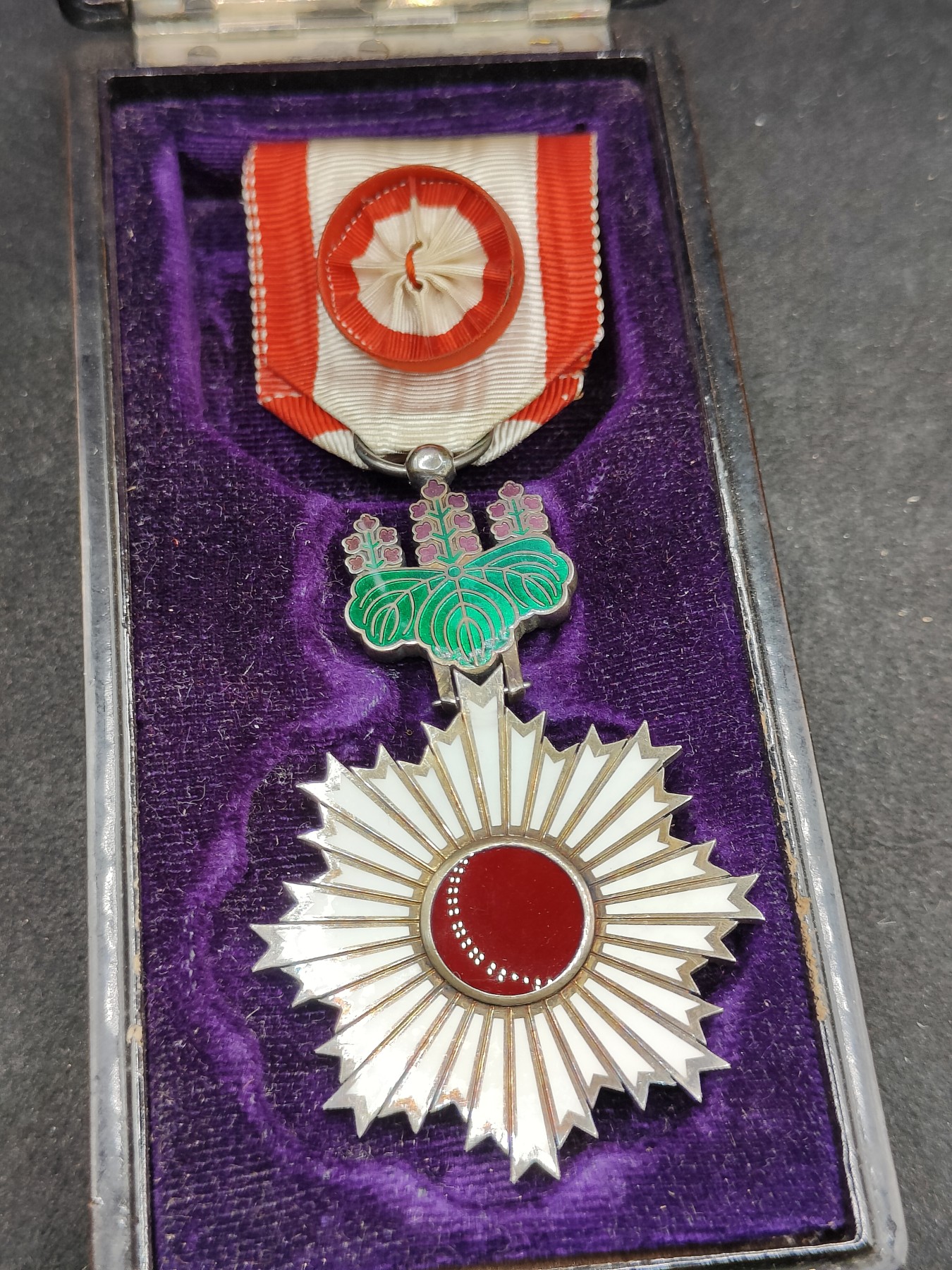 全场0元起拍 第136期 咸鱼国勋章拍卖专场 3月6日（周三）下午6：00开始 日本战时 四等旭日章 银制带盒