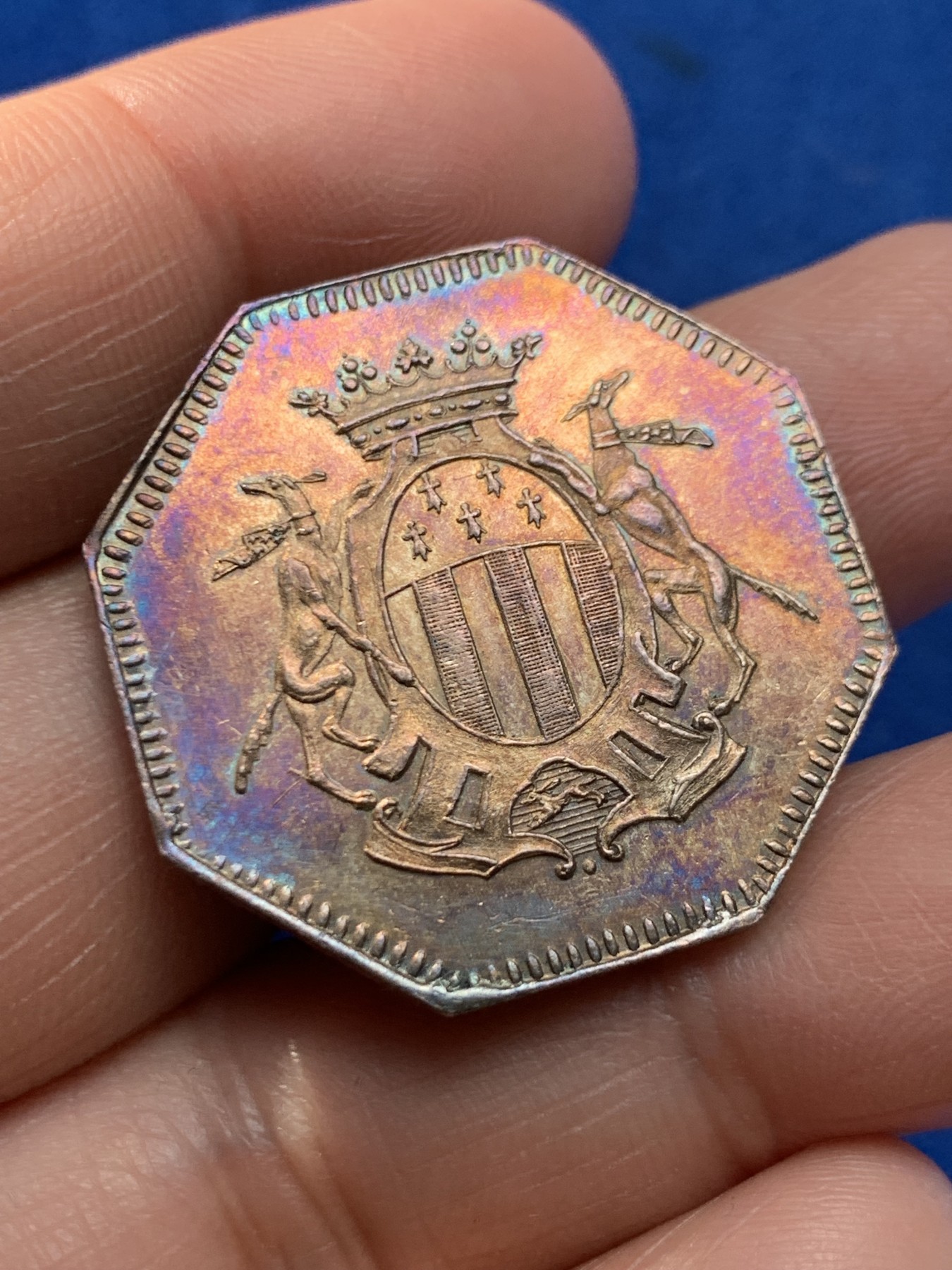 《竞宝斋》第243场-周日，周一 新年开场 (全场包邮) 法国雷恩储蓄银行八角银质代币，丰饶角边铭银标，重14.1g，直径31.4mm。正面两只身姿矫健的猎犬守护雷恩徽章，背面月桂花环围绕文字。