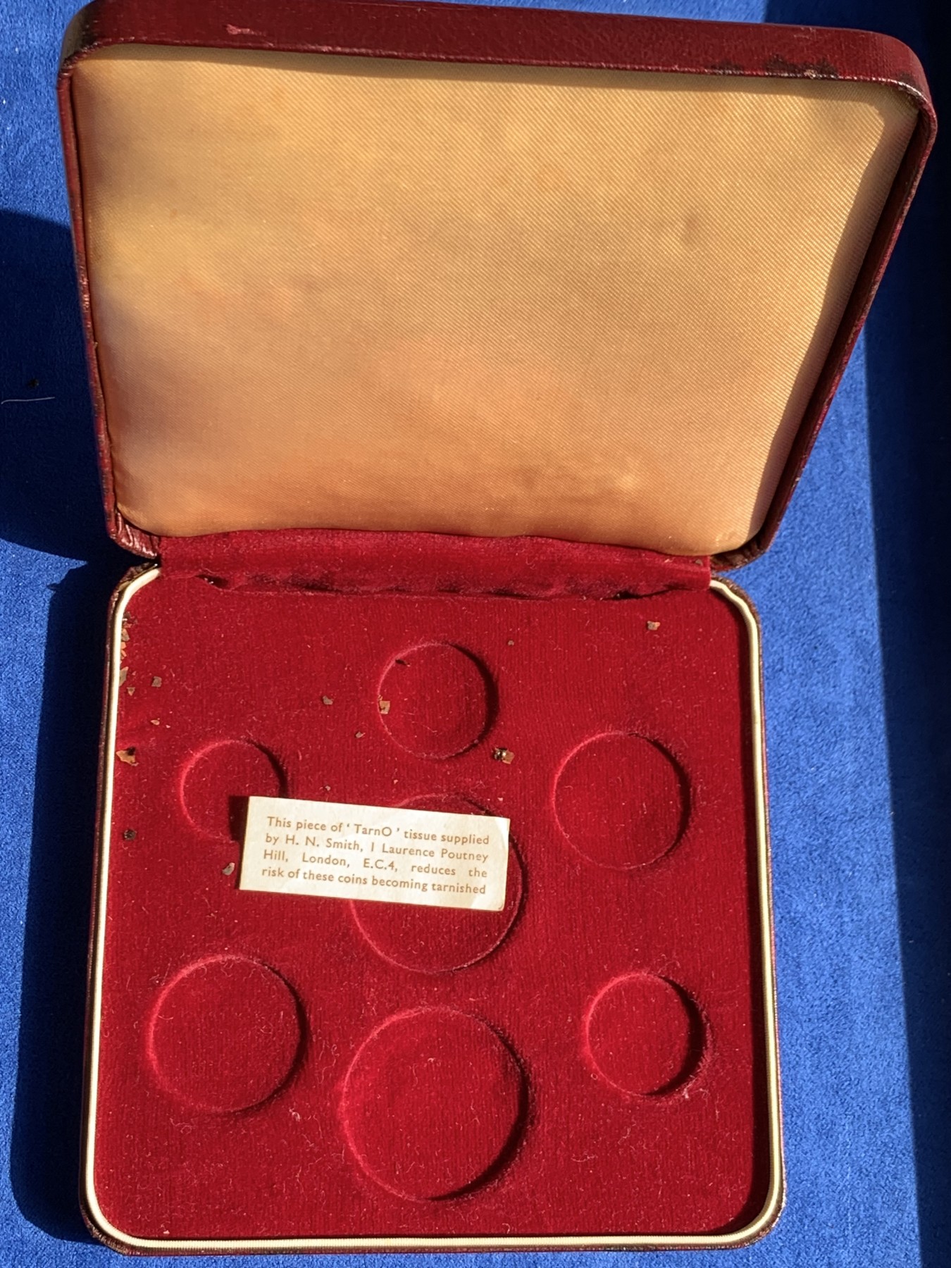 《竞宝斋》第243场-周日，周一 新年开场 (全场包邮) 1955年东加勒比7枚套，盒子连号，伊利沙白女王青年经典形象，带原盒和币商证书标签。