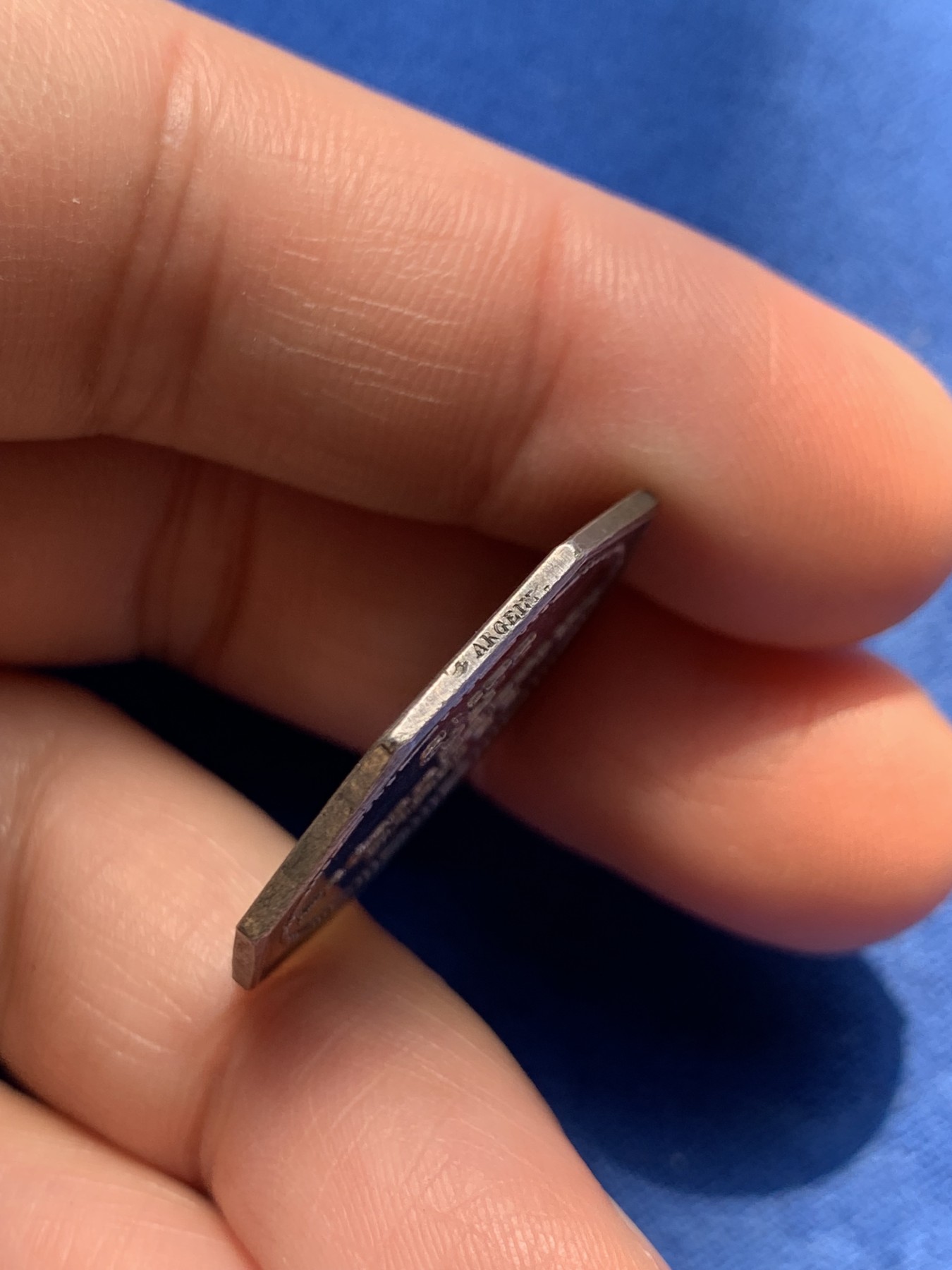 《竞宝斋》第243场-周日，周一 新年开场 (全场包邮) 法国桑斯考古协会八角银质代币，船首边铭（1841-1842年)，克重约7.5g，直径27.5mm。雕刻清晰有力，少见的小尺寸八角。