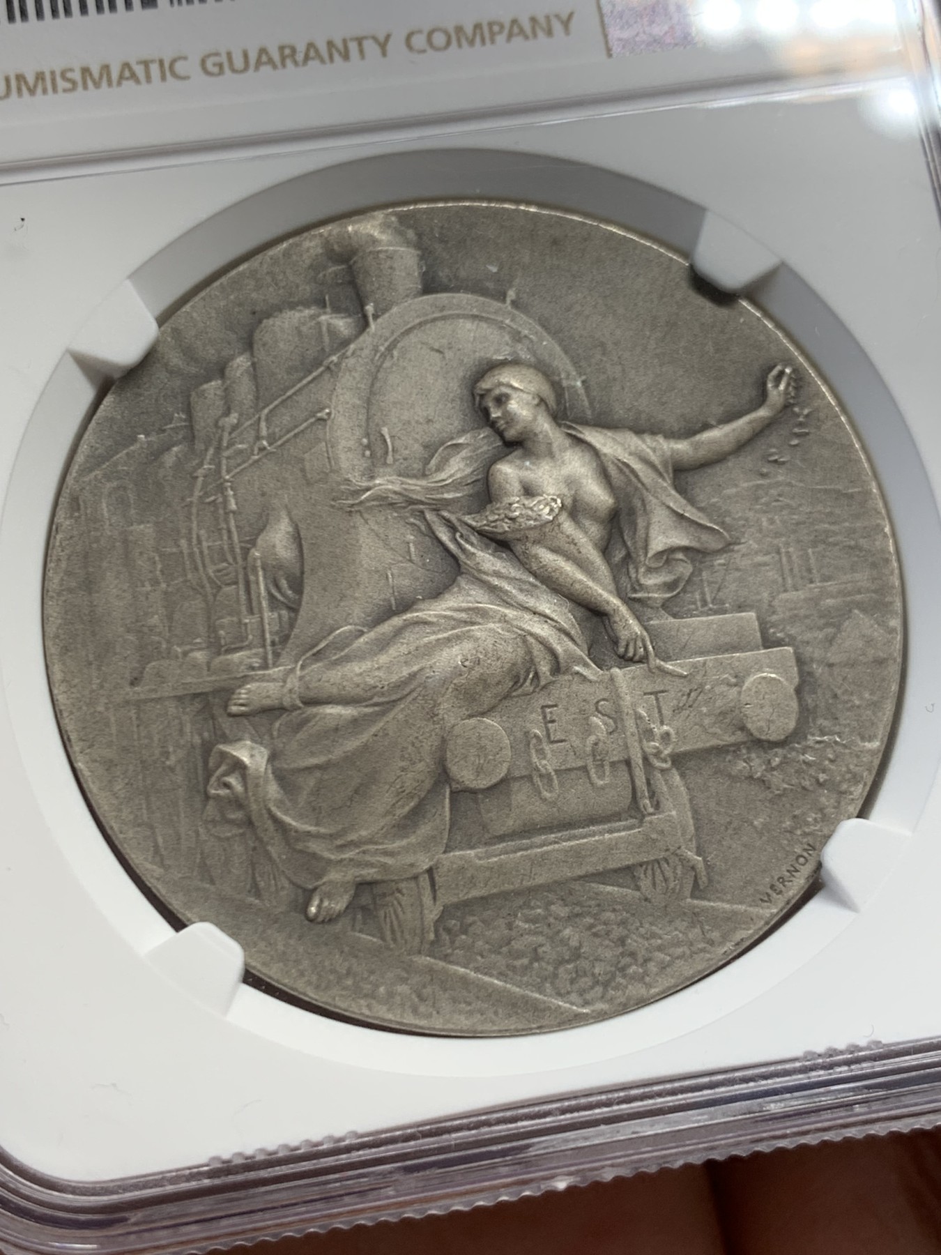 《竞宝斋》第243场-周日，周一 新年开场 (全场包邮) NGC MS62 法国东部铁路公司 清凉美女机车银章 经典图案 背面是滚滚火车景色图