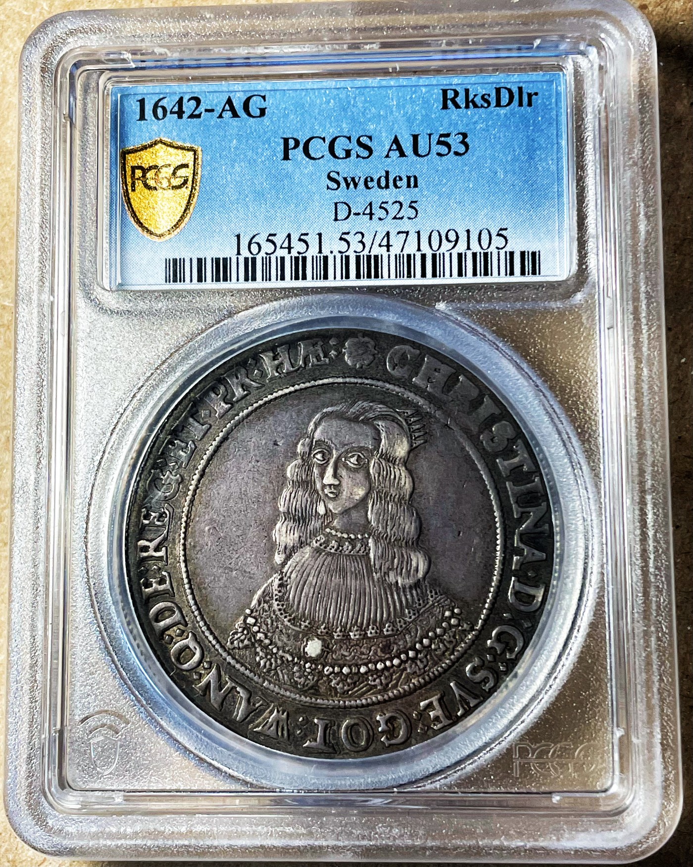 【Blue Auction】✨世界纸币精拍第440期【精】 【罕见年份 POP 1/1 猫眼最爱的女王 好状态非常罕见】瑞典 克里斯蒂娜女王1642年1Riksdaler 大银币 PCGS AU53 人物脸部清晰 衣着纹饰线条较完整 非常难遇的品相了 XF40几年前目录价都2750美金了 远高于猫眼那枚1643年的价格 背面竖着”yeah“二指的神父也很有特色 （女王大致介绍下拉查看）