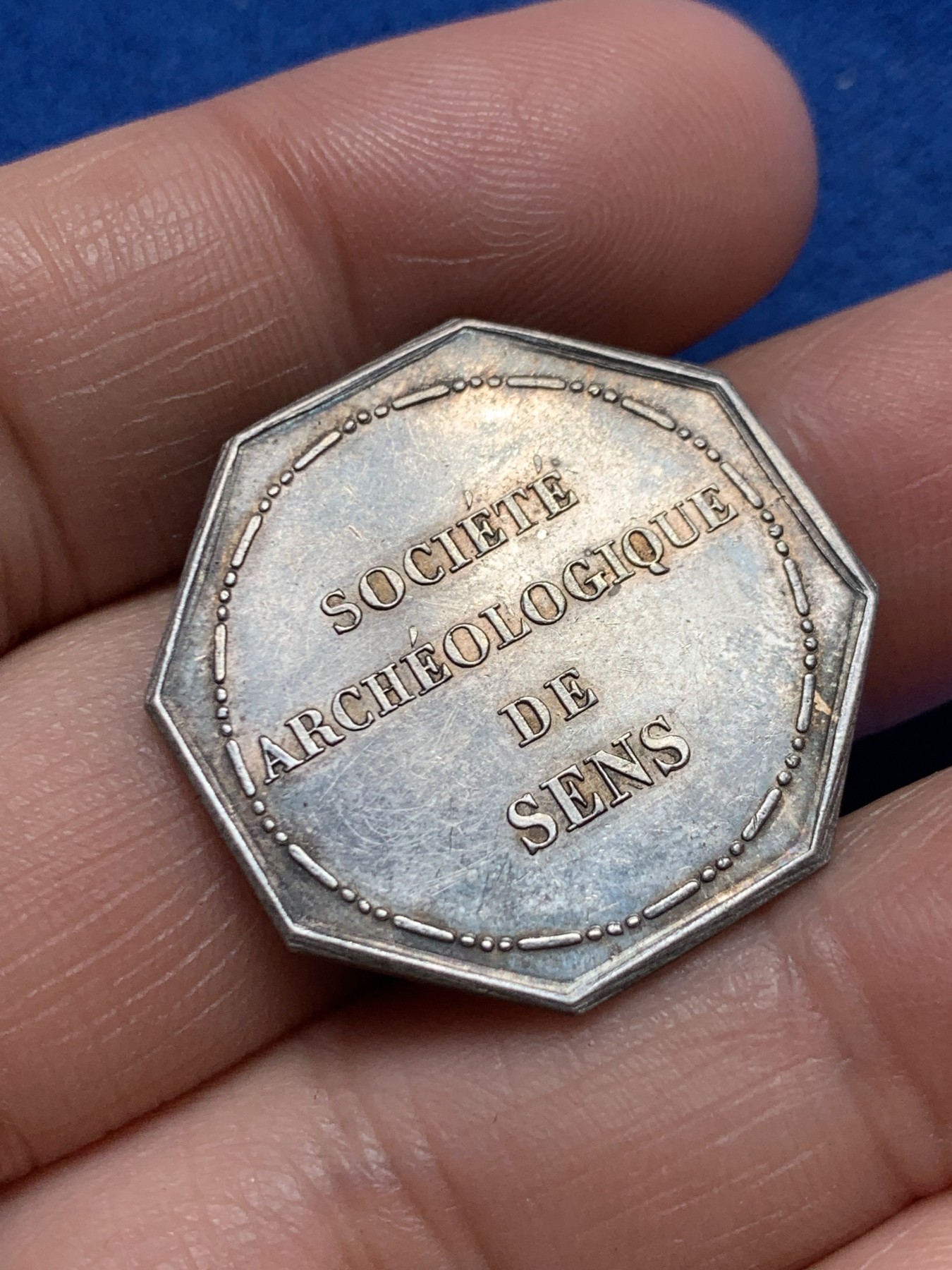 《竞宝斋》第243场-周日，周一 新年开场 (全场包邮) 法国桑斯考古协会八角银质代币，船首边铭（1841-1842年)，克重约7.5g，直径27.5mm。雕刻清晰有力，少见的小尺寸八角。