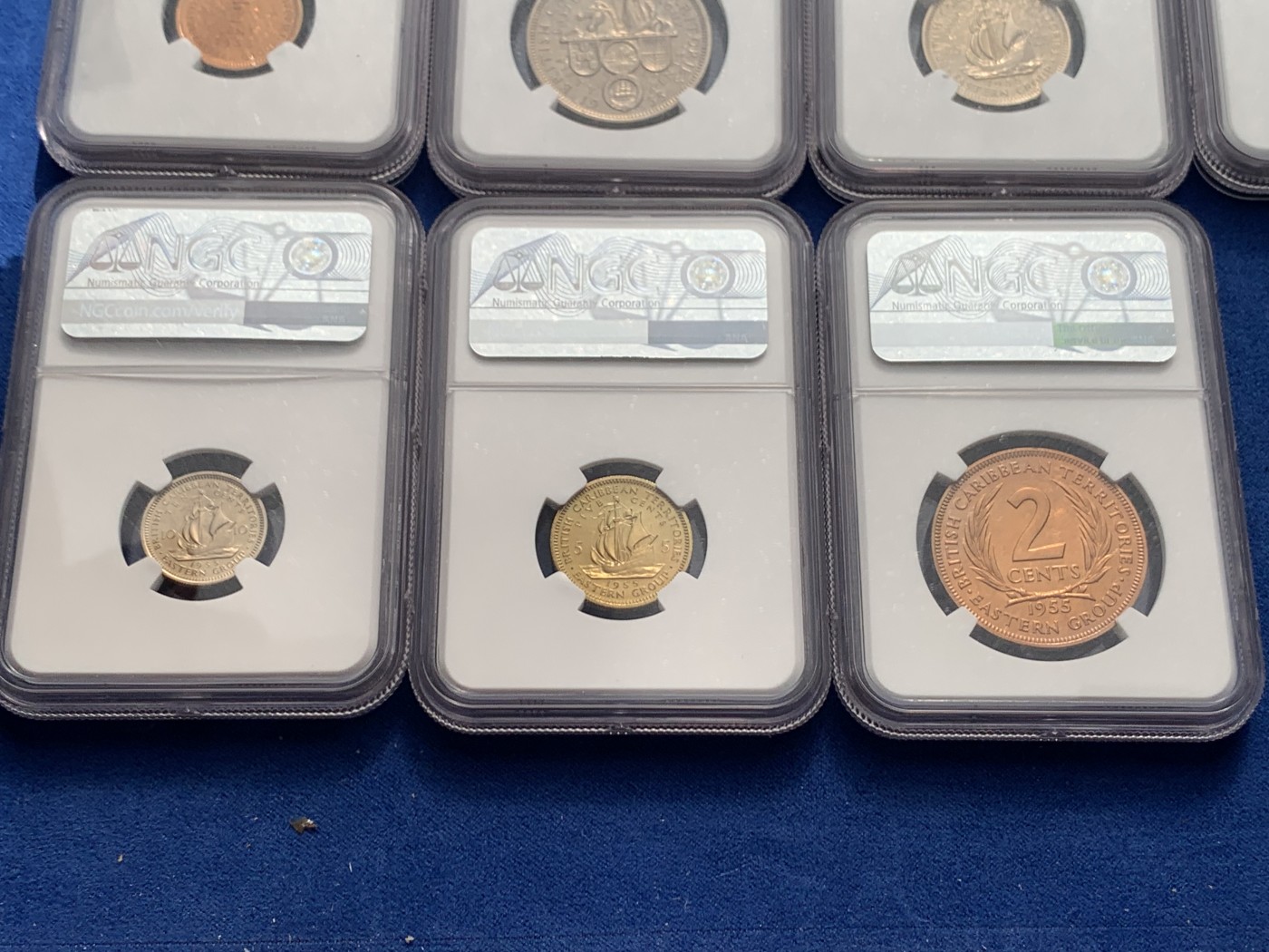 《竞宝斋》第243场-周日，周一 新年开场 (全场包邮) 1955年东加勒比7枚套，盒子连号，伊利沙白女王青年经典形象，带原盒和币商证书标签。