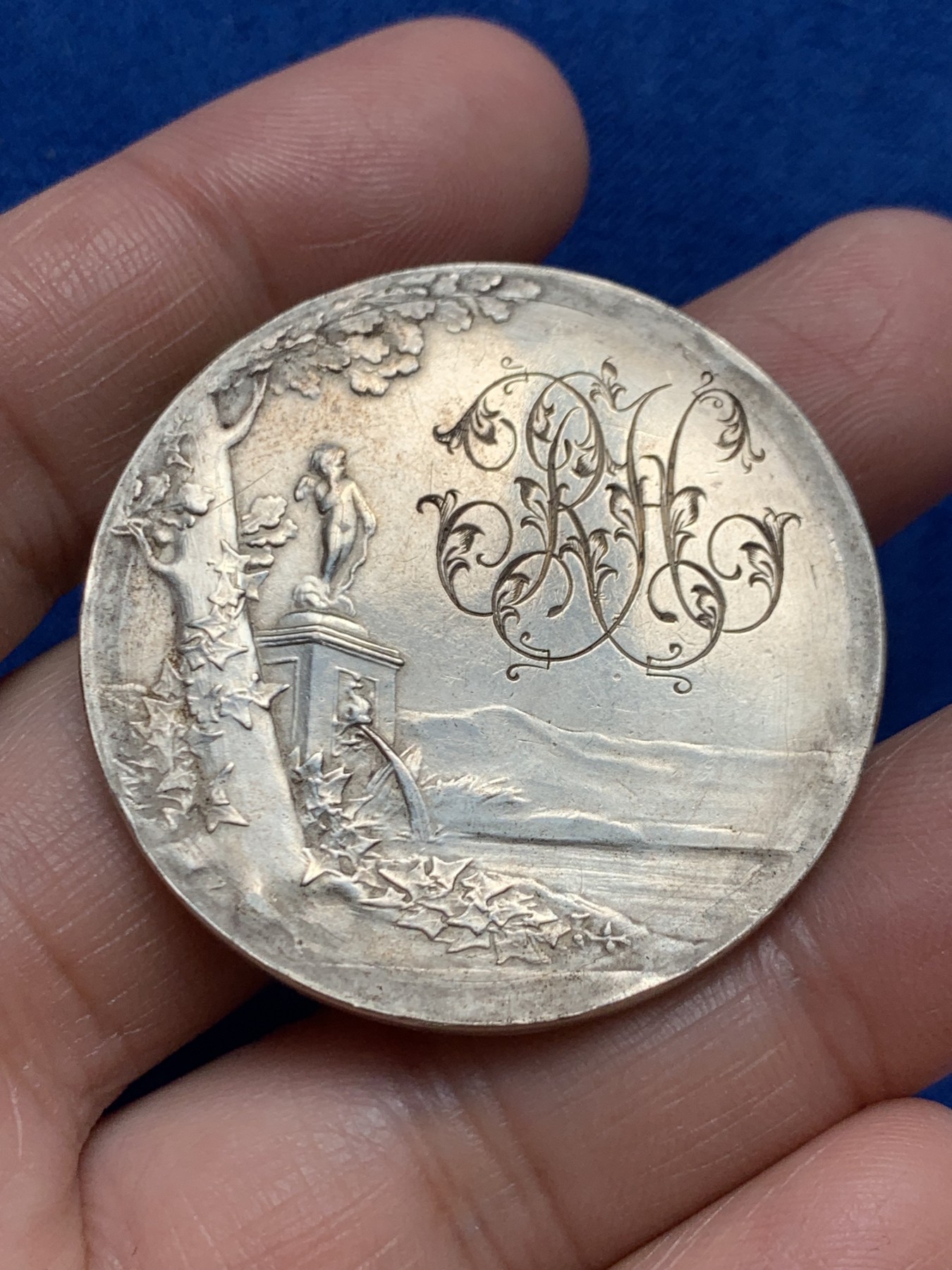 《竞宝斋》第243场-周日，周一 新年开场 (全场包邮) 法国名家O.ROTY 永恒的爱“SEMPER”爱情与婚姻纪念银章，32g，41.5mm，丰饶角边铭，手工雕花，边有轻磕，细节见图