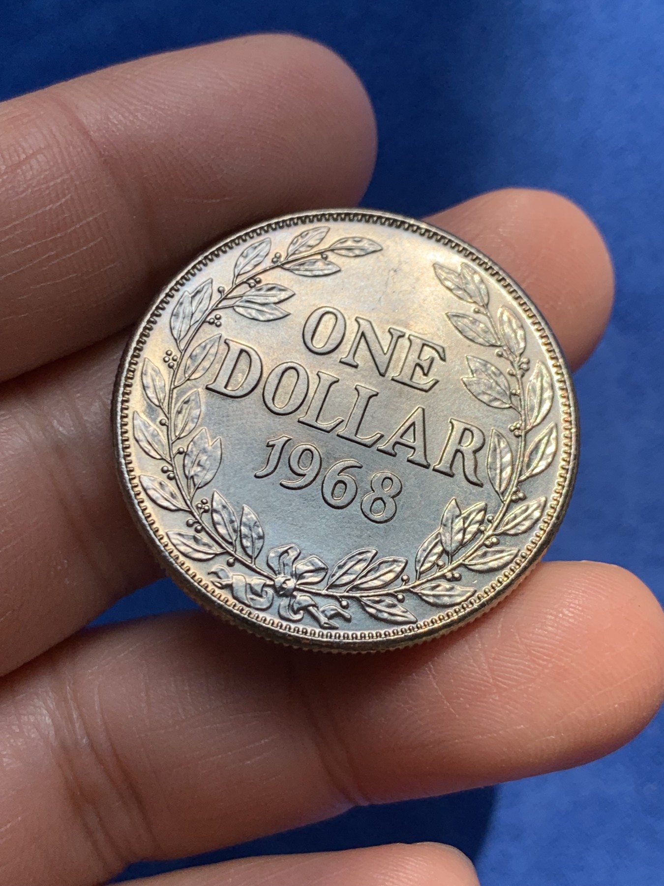 《竞宝斋》第243场-周日，周一 新年开场 (全场包邮) 两枚一组 利比里亚1元1968年克朗币+拉脱维亚1925年2拉特银币，原光