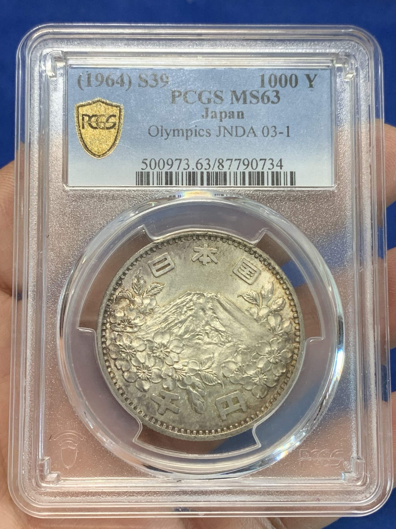 《竞宝斋》第243场-周日，周一 新年开场 (全场包邮) PCGS MS63 日本1964年东京大奥银币，色彩梦幻感强烈，非常漂亮，日本大奥幻彩银币，