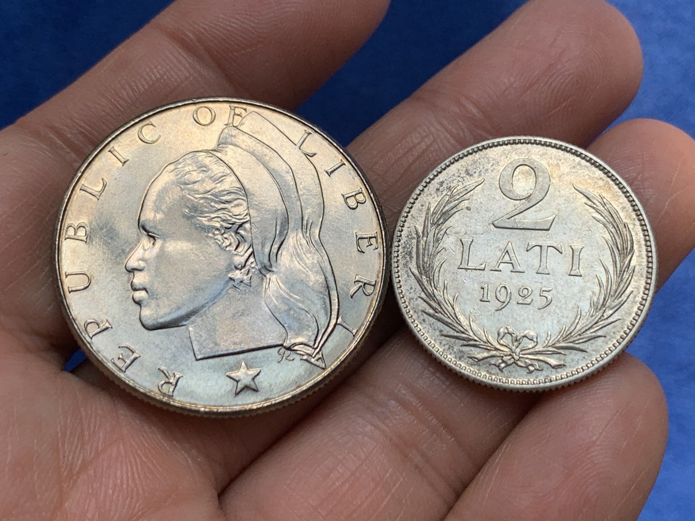 《竞宝斋》第243场-周日，周一 新年开场 (全场包邮) 两枚一组 利比里亚1元1968年克朗币+拉脱维亚1925年2拉特银币，原光