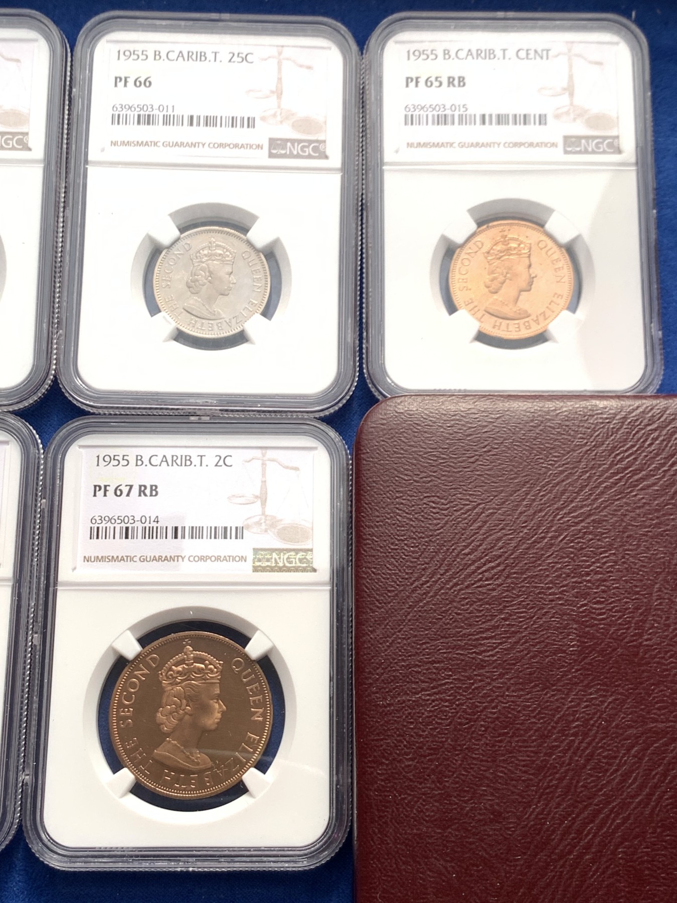 《竞宝斋》第243场-周日，周一 新年开场 (全场包邮) 1955年东加勒比7枚套，盒子连号，伊利沙白女王青年经典形象，带原盒和币商证书标签。