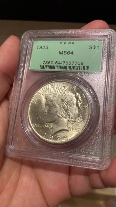《竞宝斋》第243场-周日，周一 新年开场 (全场包邮) PCGS MS64 美国1923和平女神银币 少见老绿盒 此枚对比新盒霜光异常强烈