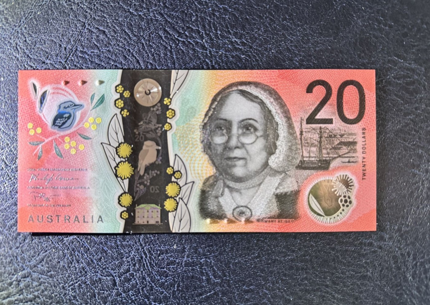 收藏联盟Quantum Auction 第328期拍卖  澳大利亚2019年20元 品相全新UNC 首发AA冠  “皇家飞行医生服务”组织创始人 牧师 约翰.弗林