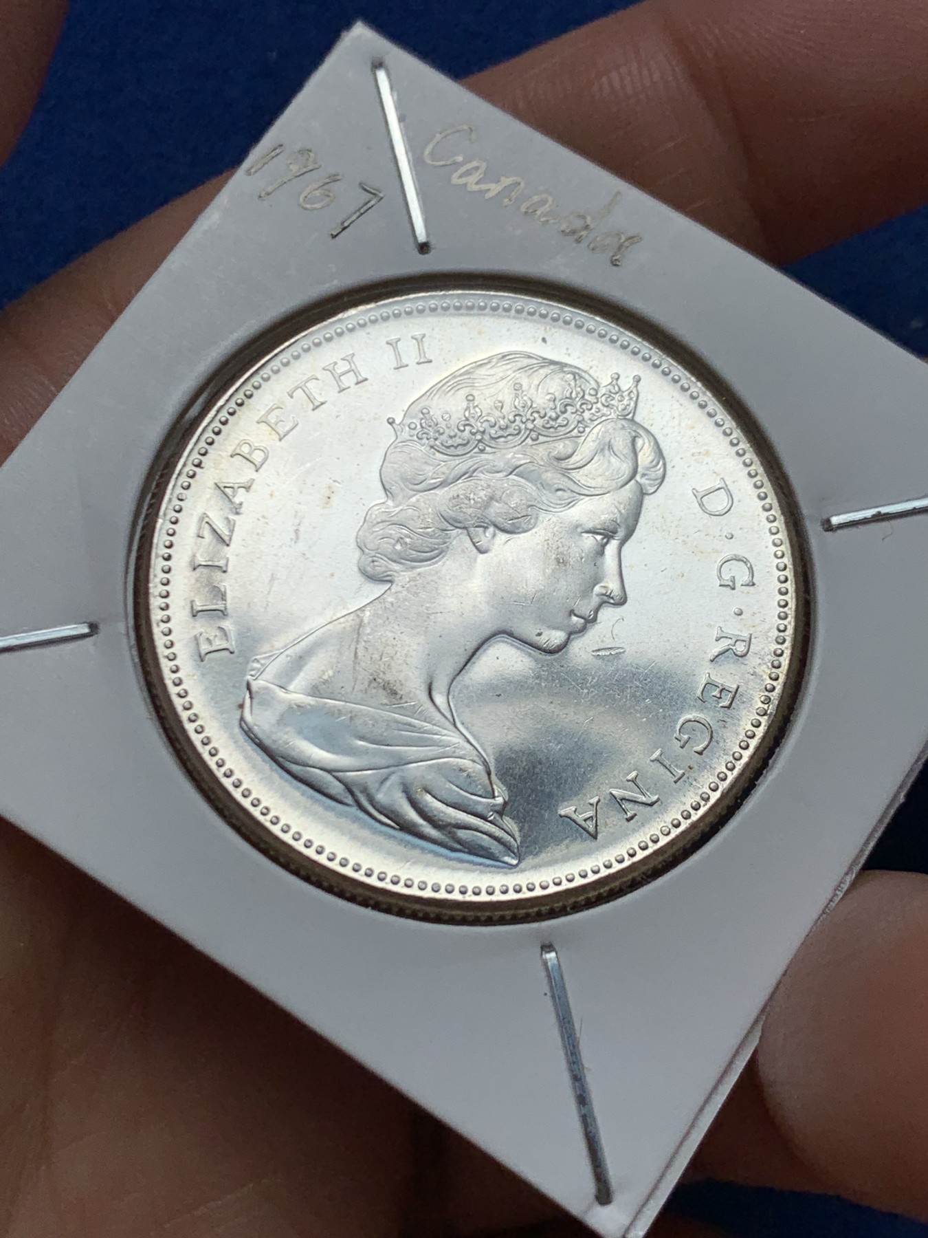 《竞宝斋》第243场-周日，周一 新年开场 (全场包邮) 两枚一组 1967加拿大伊丽莎白二世联邦百年大雁1加元银币，UNC-BU，霜银转光，光度极佳，可送评级的品相。女王经典头像，飞翔的加拿大鹅