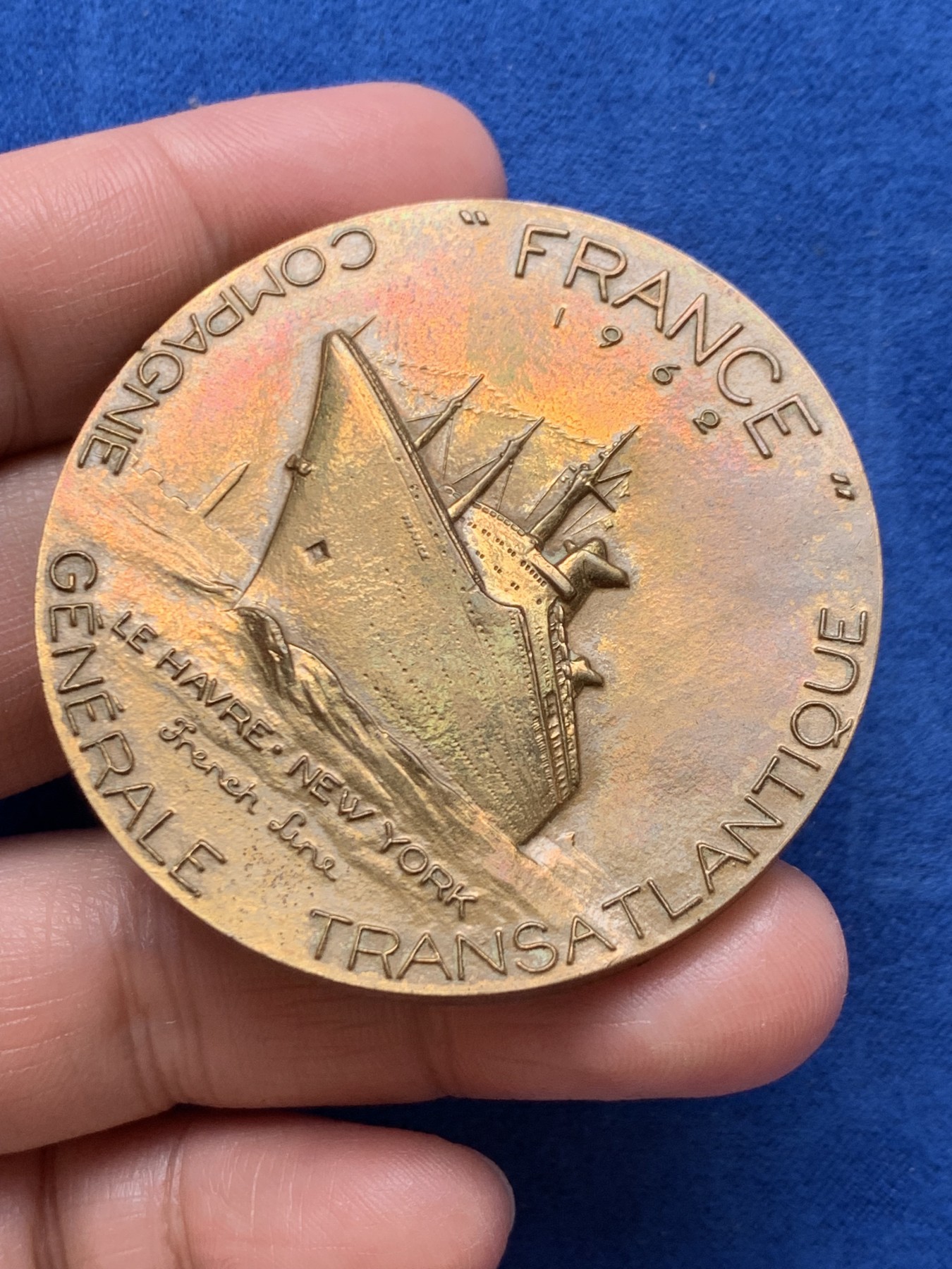 《竞宝斋》第243场-周日，周一 新年开场 (全场包邮) 法国1968年玛丽安娜铜章 纪念大西洋航运公司法国号邮轮开通LE HAVRE-NEW YORK航线 船面包浆绚丽自然 53.2mm 74.8克