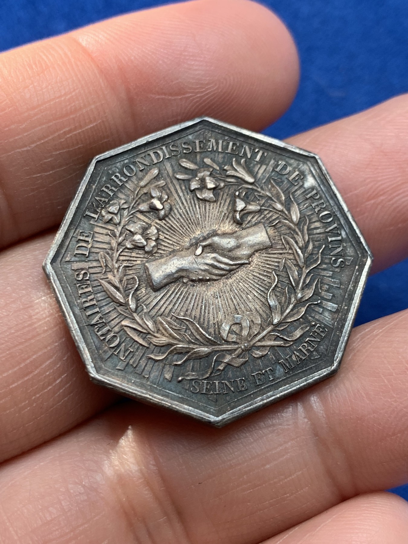 《竞宝斋》第243场-周日，周一 新年开场 (全场包邮) 法国塞纳公证人八角银质代币，蜜蜂边铭，重12.47g，直径31mm。少见题材，握手矢量图是人与人之间相互帮助与支持的体现。
