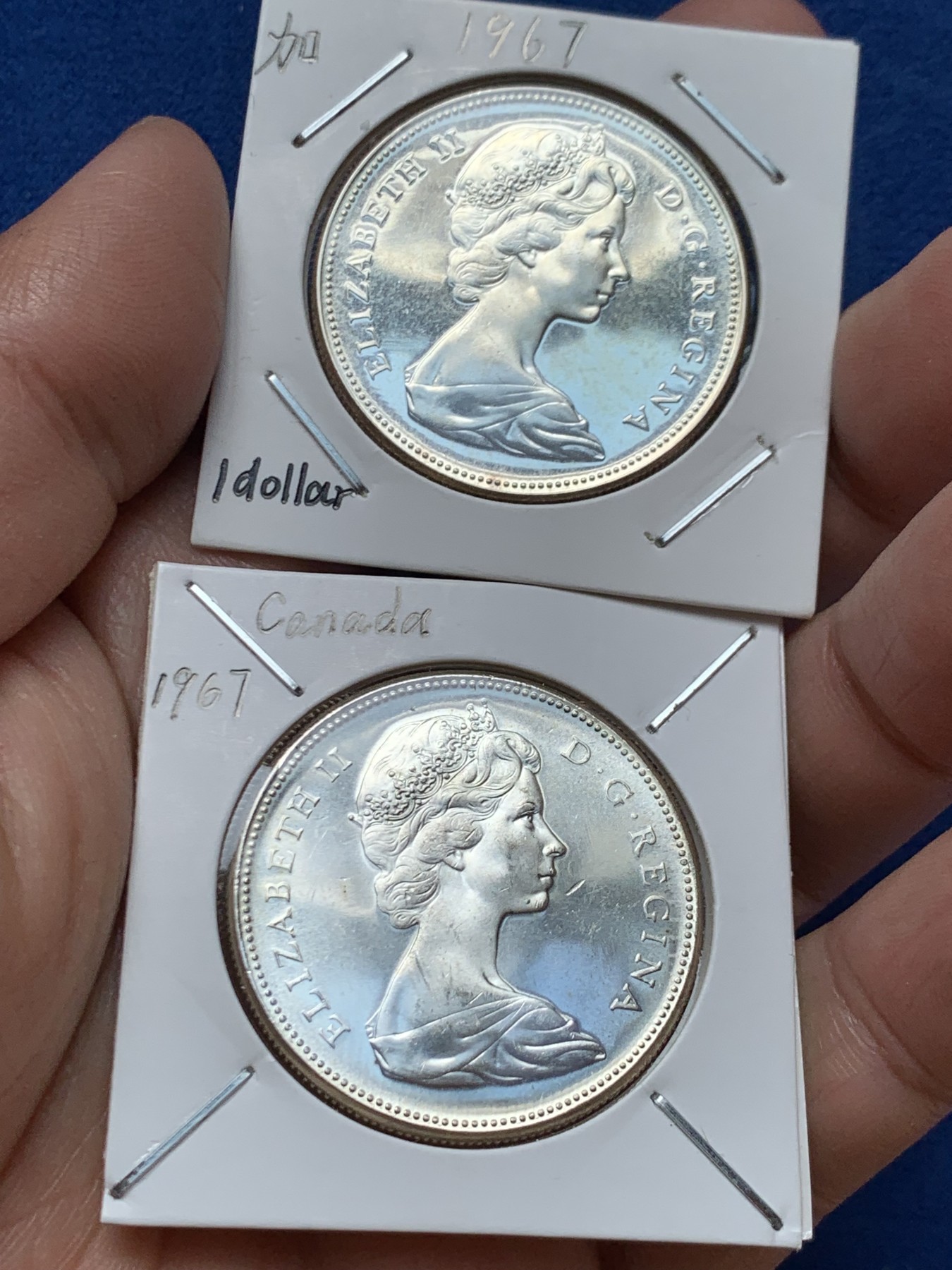《竞宝斋》第243场-周日，周一 新年开场 (全场包邮) 两枚一组 1967加拿大伊丽莎白二世联邦百年大雁1加元银币，UNC-BU，霜银转光，光度极佳，可送评级的品相。女王经典头像，飞翔的加拿大鹅